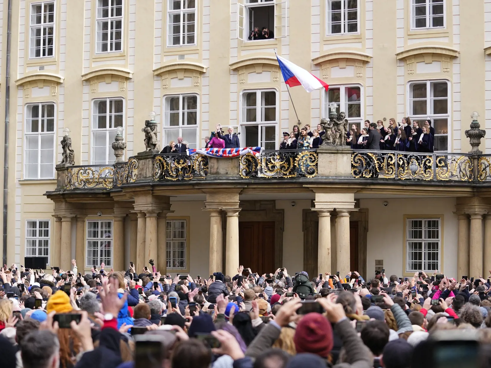 Novozvolený český prezident Petr Pavel sa z balkóna Pražského hradu prihovára k verejnosti po jeho inaugurácii na Pražskom hrade v Prahe 9. marca 2023. Petr Pavel sa vo štvrtok (9. marca) zložením sľubu stane štvrtým prezidentom samostatnej Českej republiky.