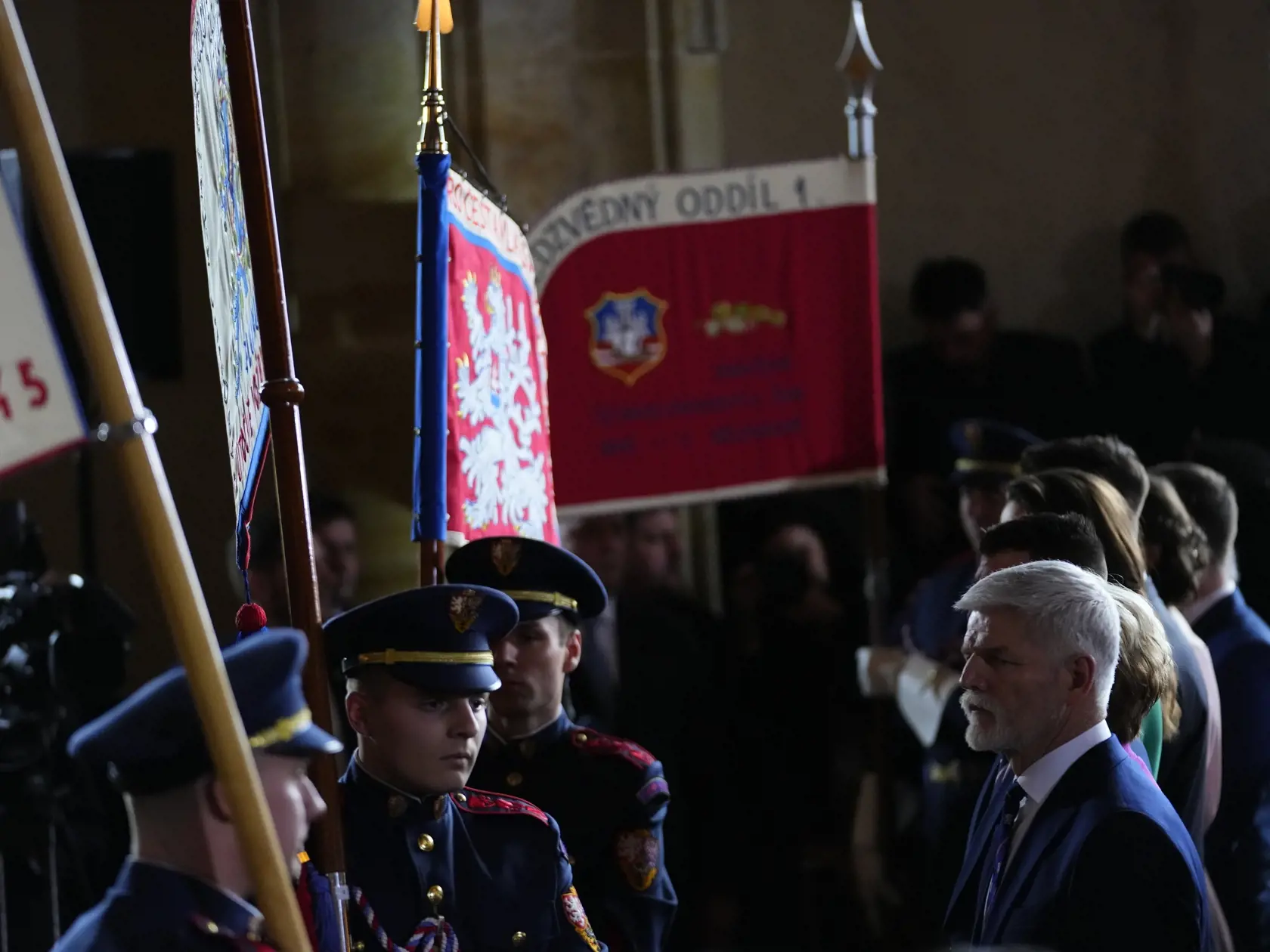 Novozvolený český prezident Petr Pavel (vpredu vpravo) skladá prísahu počas jeho inaugurácie na Pražskom hrade v Prahe 9. marca 2023. Petr Pavel sa vo štvrtok (9. marca) zložením sľubu stane štvrtým prezidentom samostatnej Českej republiky. Inauguráciu novej hlavy štátu bude vo Vladislavskej sále Pražského hradu sledovať približne 800 pozvaných hostí, ďalšie stovky prídu na menej formálne stretnutie pri čaši vína.