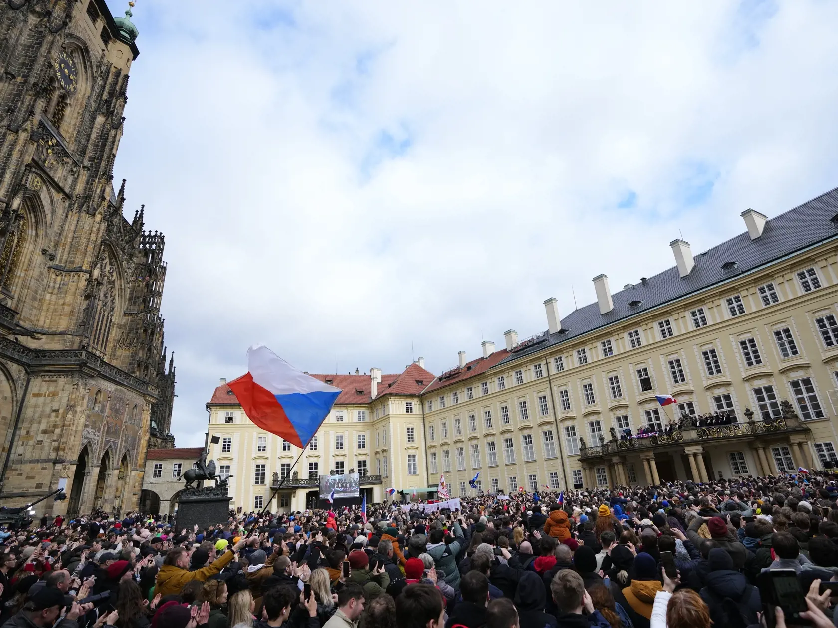 Novozvolený český prezident Petr Pavel sa z balkóna Pražského hradu prihovára k verejnosti po jeho inaugurácii na Pražskom hrade v Prahe 9. marca 2023. Petr Pavel sa vo štvrtok (9. marca) zložením sľubu stane štvrtým prezidentom samostatnej Českej republiky. Inauguráciu novej hlavy štátu bude vo Vladislavskej sále Pražského hradu sledovať približne 800 pozvaných hostí, ďalšie stovky prídu na menej formálne stretnutie pri čaši vína.