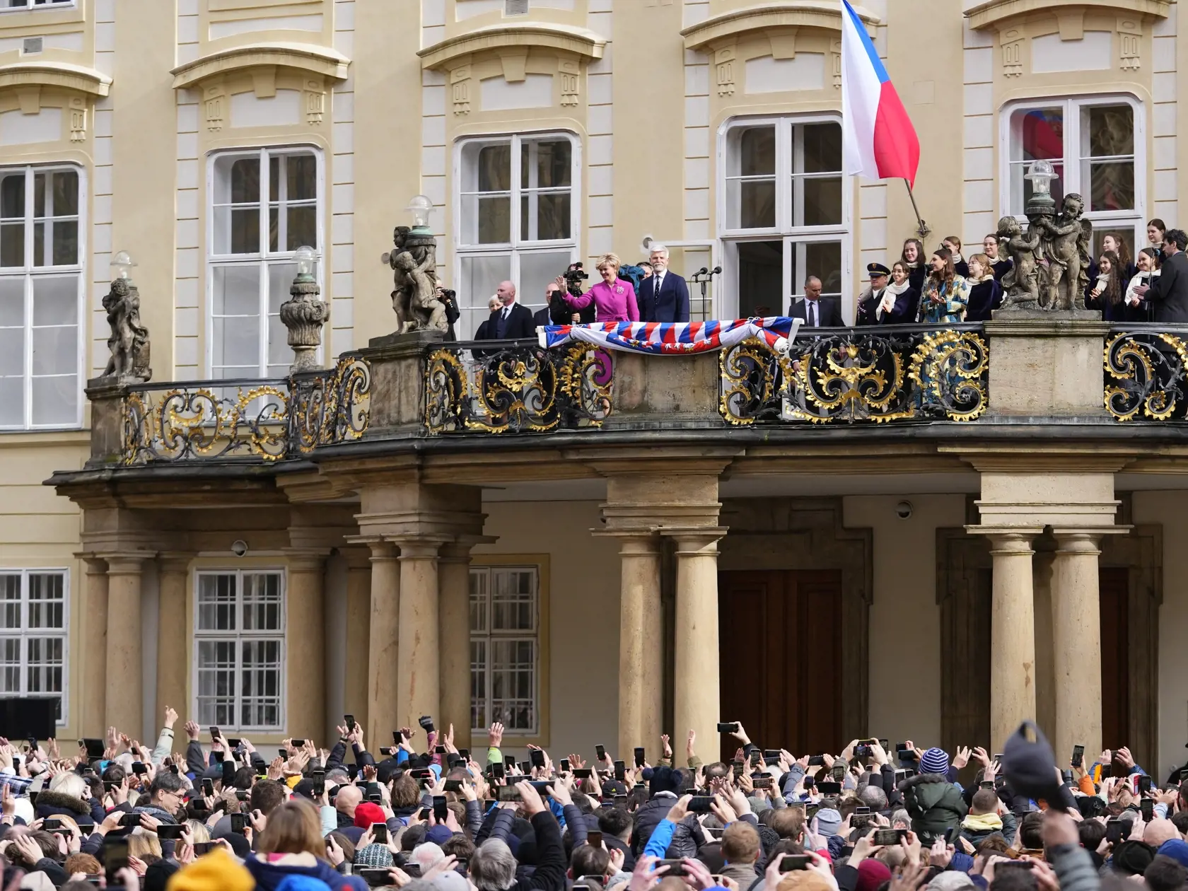 Novozvolený český prezident Petr Pavel sa z balkóna Pražského hradu prihovára k verejnosti po jeho inaugurácii na Pražskom hrade v Prahe 9. marca 2023. Petr Pavel sa vo štvrtok (9. marca) zložením sľubu stane štvrtým prezidentom samostatnej Českej republiky. Inauguráciu novej hlavy štátu bude vo Vladislavskej sále Pražského hradu sledovať približne 800 pozvaných hostí, ďalšie stovky prídu na menej formálne stretnutie pri čaši vína.