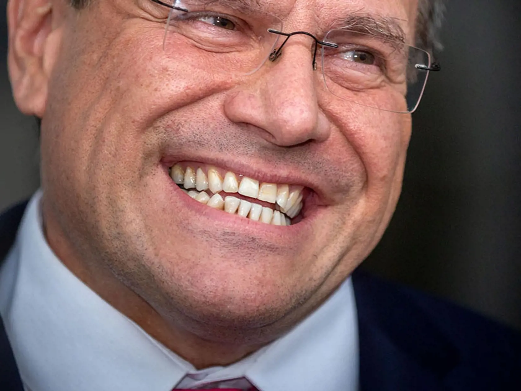 Maroš Šefčovič. Šefčovičov plat, podobne ako plat ostatných komisárov EÚ, sa vypočítava na základe pevnej mesačnej sumy doplnenej o rôzne príplatky.
