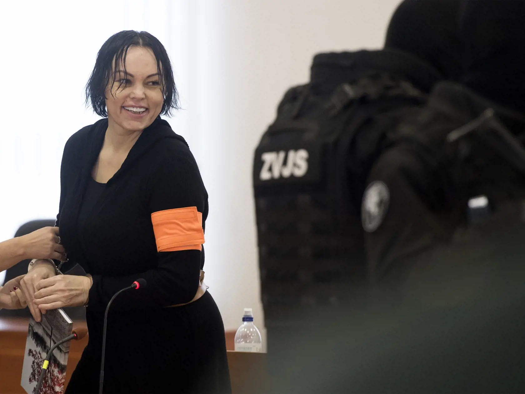 Obžalovaná Alena Zsuzsová sa usmieva na verejnom zasadnutí predbežného prejednania obžaloby vo veci vraždy novinára Jána Kuciaka a jeho snúbenice Martiny Kušnírovej na Špecializovanom trestnom súde v Pezinku 19. decembra 2019.