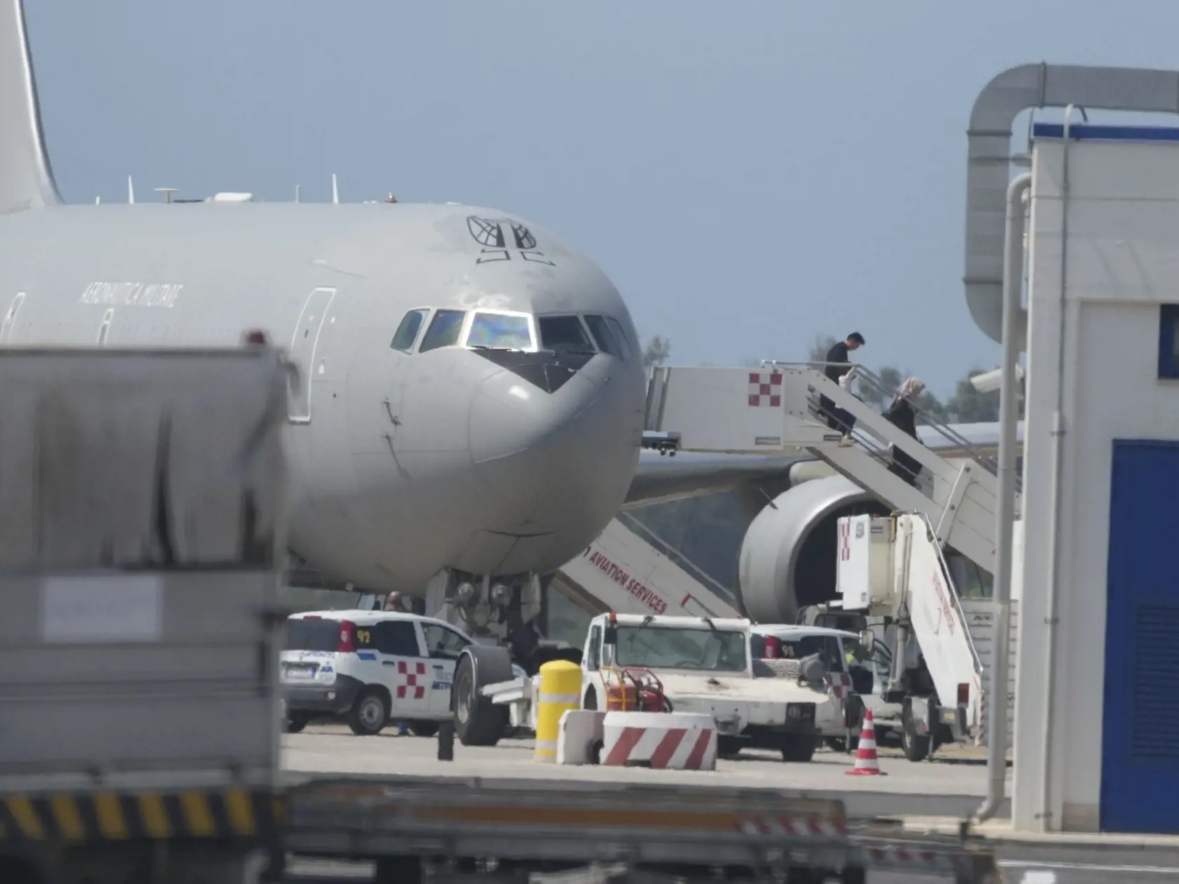 Ľudia vystupujú z vojenského lietadla po prílete z Kábulu počas evakuačného plánu na medzinárodnom letisku Fiumicino v Ríme 19. augusta 2021.