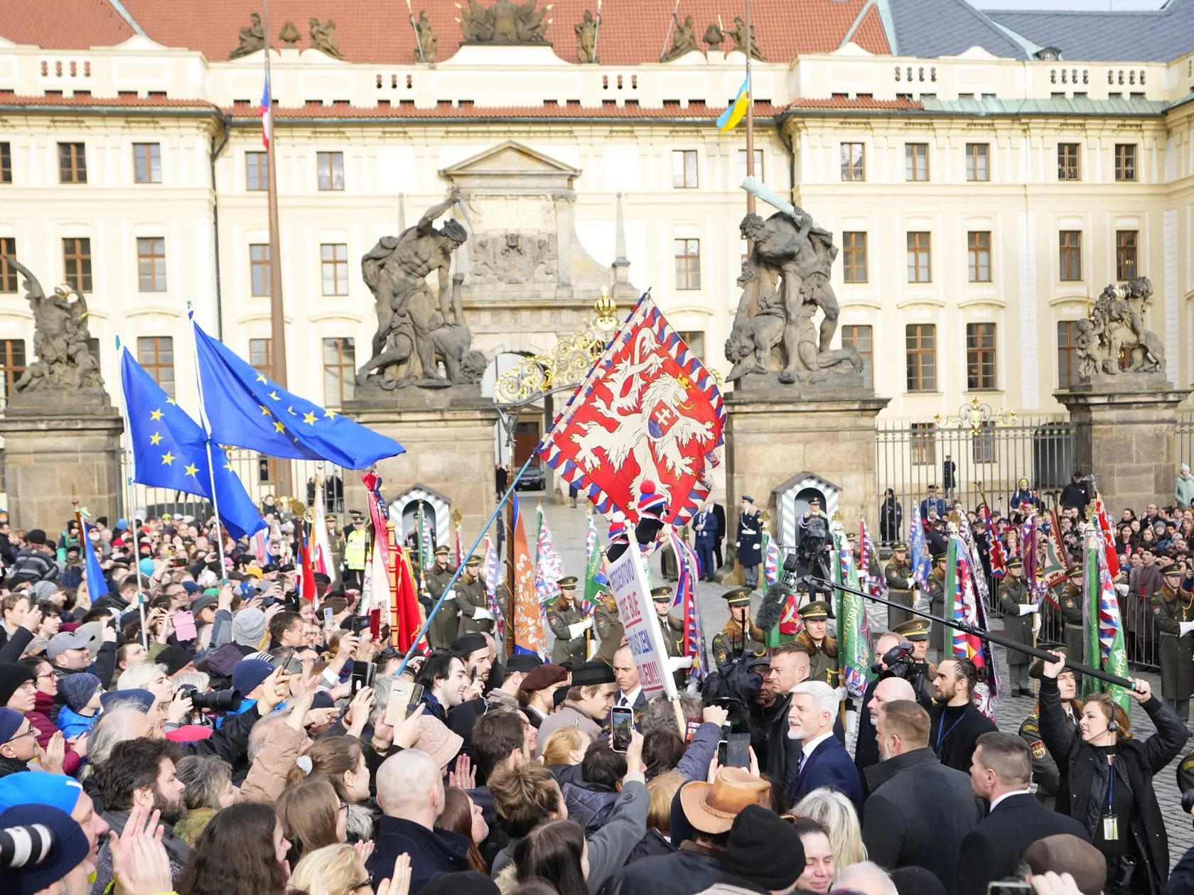 Nový český prezident Petr Pavel (uprostred vpravo) je obklopený davom ľudí pred Pražským hradom po jeho inaugurácii na Pražskom hrade v Prahe 9. marca 2023. Petr Pavel sa vo štvrtok (9. marca) zložením sľubu stane štvrtým prezidentom samostatnej Českej republiky. Inauguráciu novej hlavy štátu bude vo Vladislavskej sále Pražského hradu sledovať približne 800 pozvaných hostí, ďalšie stovky prídu na menej formálne stretnutie pri čaši vína.