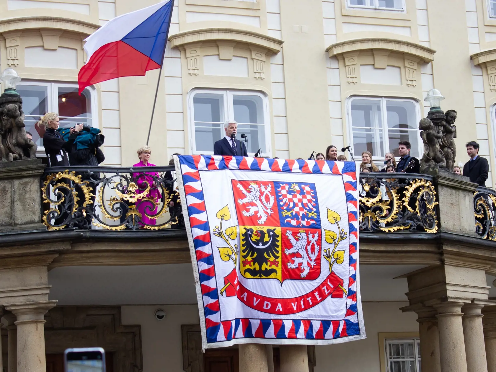 Na snímke nový český prezident Petr Pavel s manželkou Evou a pôvodná štandarda, ktorú počas mandátu Miloša Zemana vymenila skupina Ztohoven za červené trenírky, sa z balkóna Pražského hradu prihovára k verejnosti po jeho inaugurácii v Prahe vo štvrtok 9. marca 2023. Petr Pavel sa vo štvrtok (9. marca) zložením sľubu stane štvrtým prezidentom samostatnej Českej republiky. Inauguráciu novej hlavy štátu bude vo Vladislavskej sále Pražského hradu sledovať približne 800 pozvaných hostí, ďalšie stovky