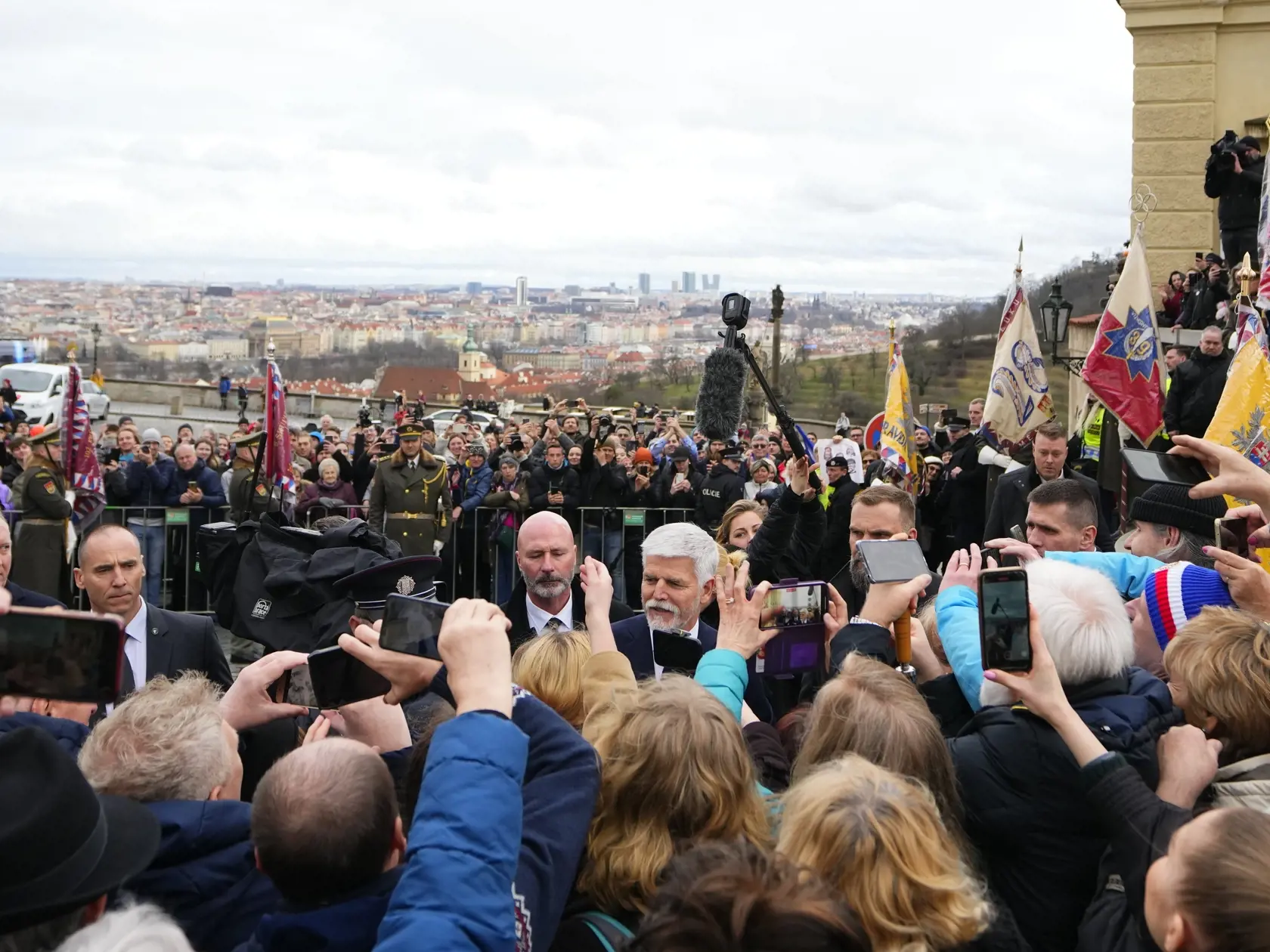 Nový český prezident Petr Pavel (uprostred) je obklopený davom ľudí pred Pražským hradom po jeho inaugurácii na Pražskom hrade v Prahe 9. marca 2023. Petr Pavel sa vo štvrtok (9. marca) zložením sľubu stane štvrtým prezidentom samostatnej Českej republiky. Inauguráciu novej hlavy štátu bude vo Vladislavskej sále Pražského hradu sledovať približne 800 pozvaných hostí, ďalšie stovky prídu na menej formálne stretnutie pri čaši vína.