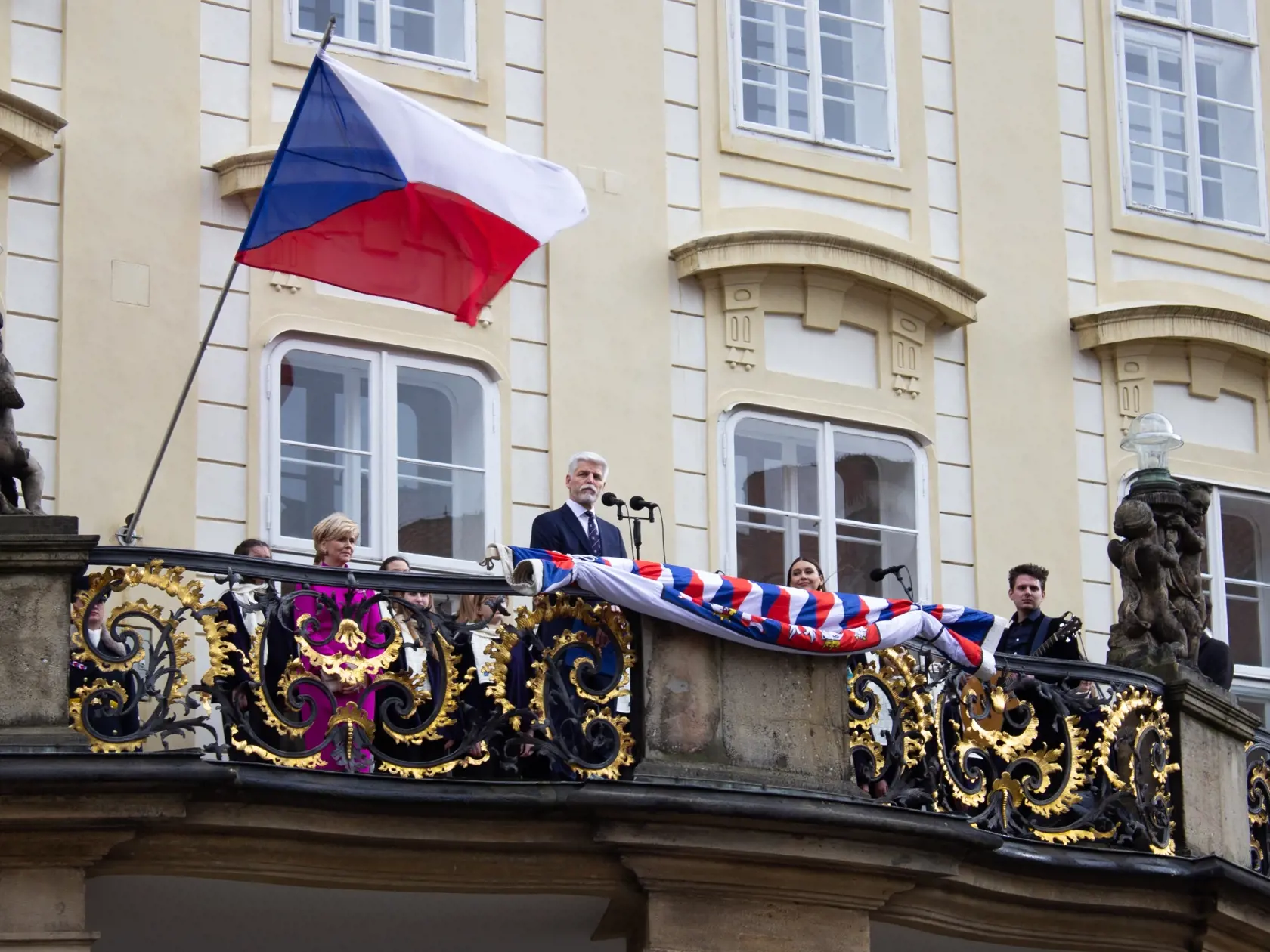 Na snímke nový český prezident Petr Pavel s manželkou Evou zdravia ľudí z balkóna na Treťom nádvorí Pražského hradu po jeho inaugurácii v Prahe vo štvrtok 9. marca 2023. Armádny generál vo výslužbe Petr Pavel zložil na Pražskom hrade prezidentský sľub do rúk predsedu Senátu Parlamentu ČR Miloša Vystrčila a stal sa tak v poradí štvrtým prezidentom samostatnej Českej republiky. Informuje spravodajkyňa TASR v Prahe.
V úvode schôdze prehovorila predsedníčka dolnej komory parlamentu Markéta Pekarová 