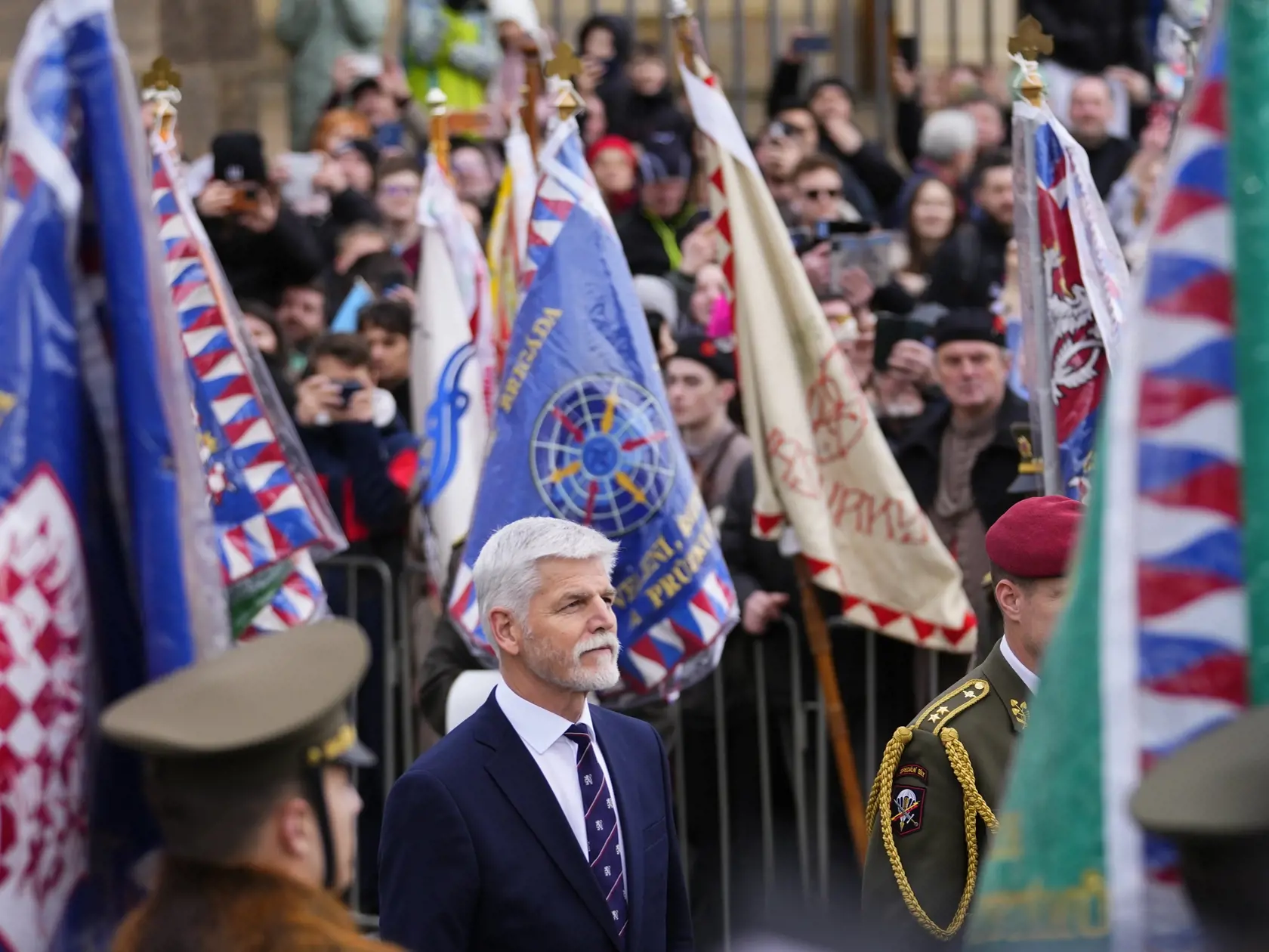 Nový český prezident Petr Pavel 
odchádza z Pražského hradu po jeho inaugurácii v Prahe 9. marca 2023. Armádny generál vo výslužbe Petr Pavel zložil na Pražskom hrade prezidentský sľub do rúk predsedu Senátu Parlamentu ČR Miloša Vystrčila a stal sa tak v poradí štvrtým prezidentom samostatnej Českej republiky.