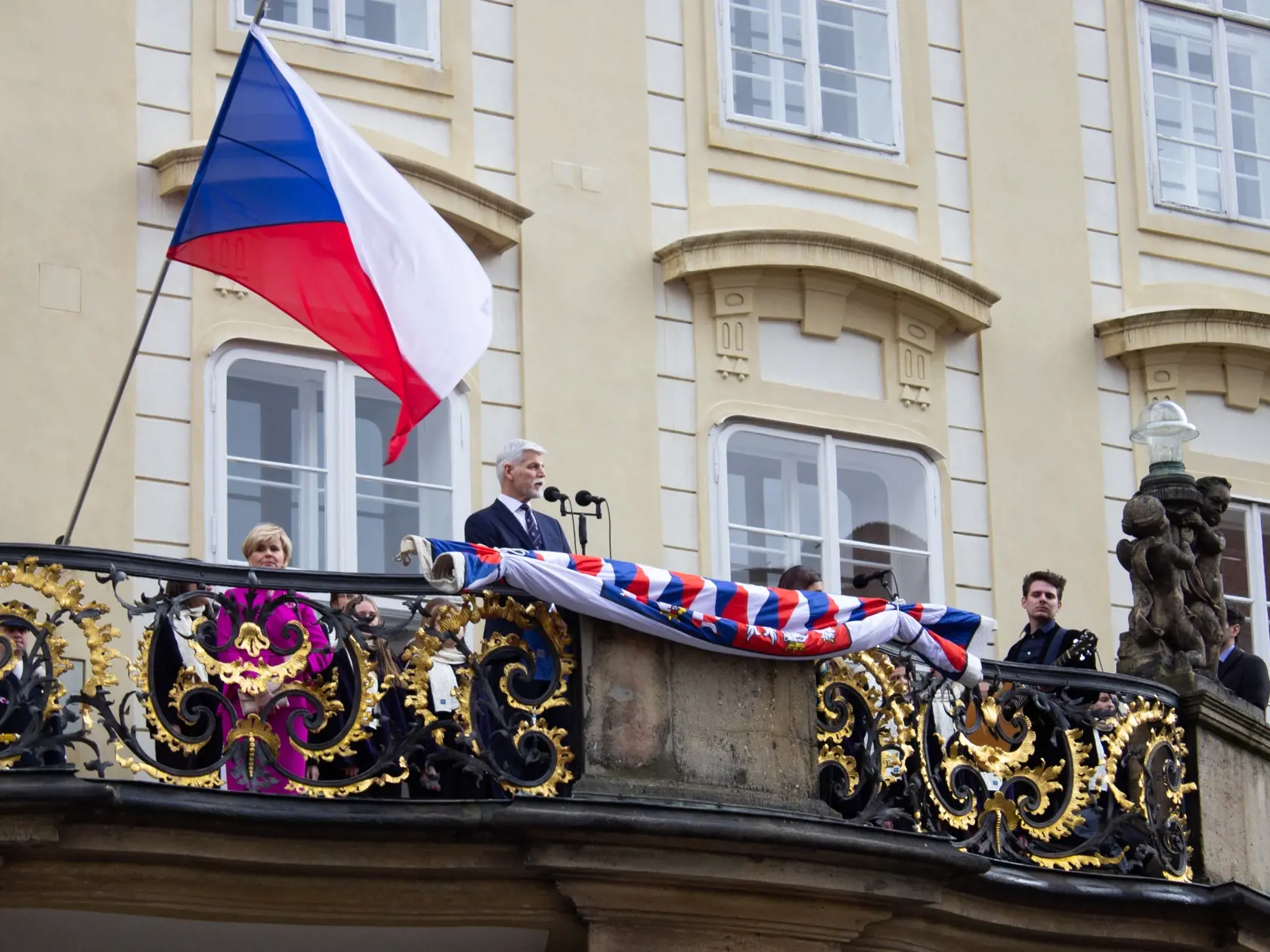 Na snímke nový český prezident Petr Pavel s manželkou Evou zdravia ľudí z balkóna na Treťom nádvorí Pražského hradu po jeho inaugurácii v Prahe vo štvrtok 9. marca 2023. Armádny generál vo výslužbe Petr Pavel zložil na Pražskom hrade prezidentský sľub do rúk predsedu Senátu Parlamentu ČR Miloša Vystrčila a stal sa tak v poradí štvrtým prezidentom samostatnej Českej republiky. Informuje spravodajkyňa TASR v Prahe.
V úvode schôdze prehovorila predsedníčka dolnej komory parlamentu Markéta Pekarová 