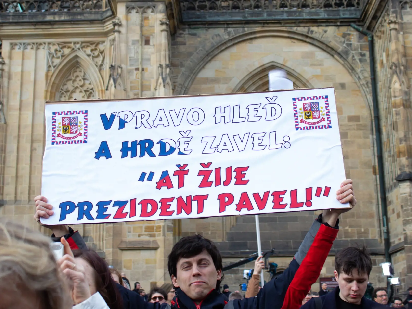 Na snímke podporovateľ nového českého prezidenta Petra Pavla s transparentom na Treťom nádvorí Pražského hradu po jeho inaugurácii v Prahe vo štvrtok 9. marca 2023. Armádny generál vo výslužbe Petr Pavel zložil na Pražskom hrade prezidentský sľub do rúk predsedu Senátu Parlamentu ČR Miloša Vystrčila a stal sa tak v poradí štvrtým prezidentom samostatnej Českej republiky. Informuje spravodajkyňa TASR v Prahe.
V úvode schôdze prehovorila predsedníčka dolnej komory parlamentu Markéta Pekarová Adamo