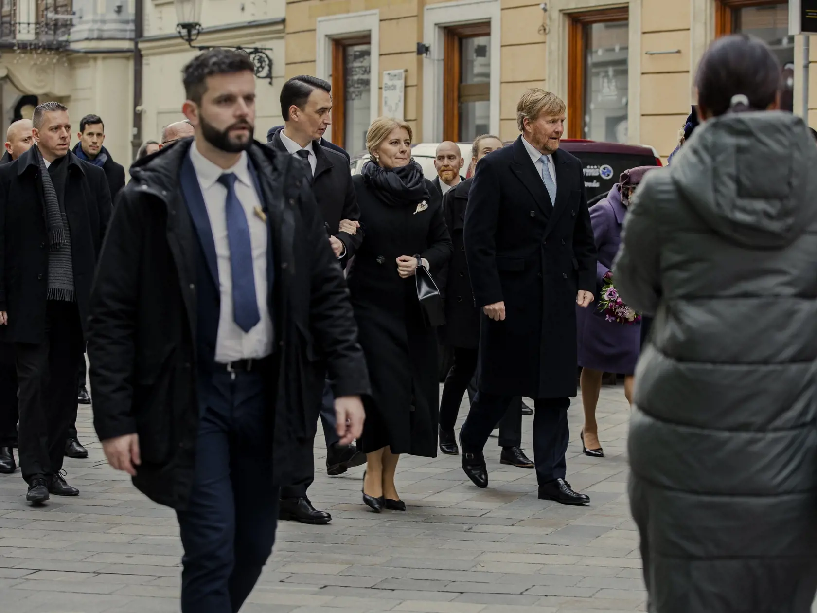 Holandský kráľovský pár, Jeho Veličenstvo kráľ Viliam-Alexander a Jej Veličenstvo kráľovná Maxima absolvovali spoločne s prezidentkou Zuzanou Čaputovou a jej partnerom Jurajom Rizmanom prechádzku historickým centrom Bratislavy v sprievode primátora mesta Matúša Valla.
