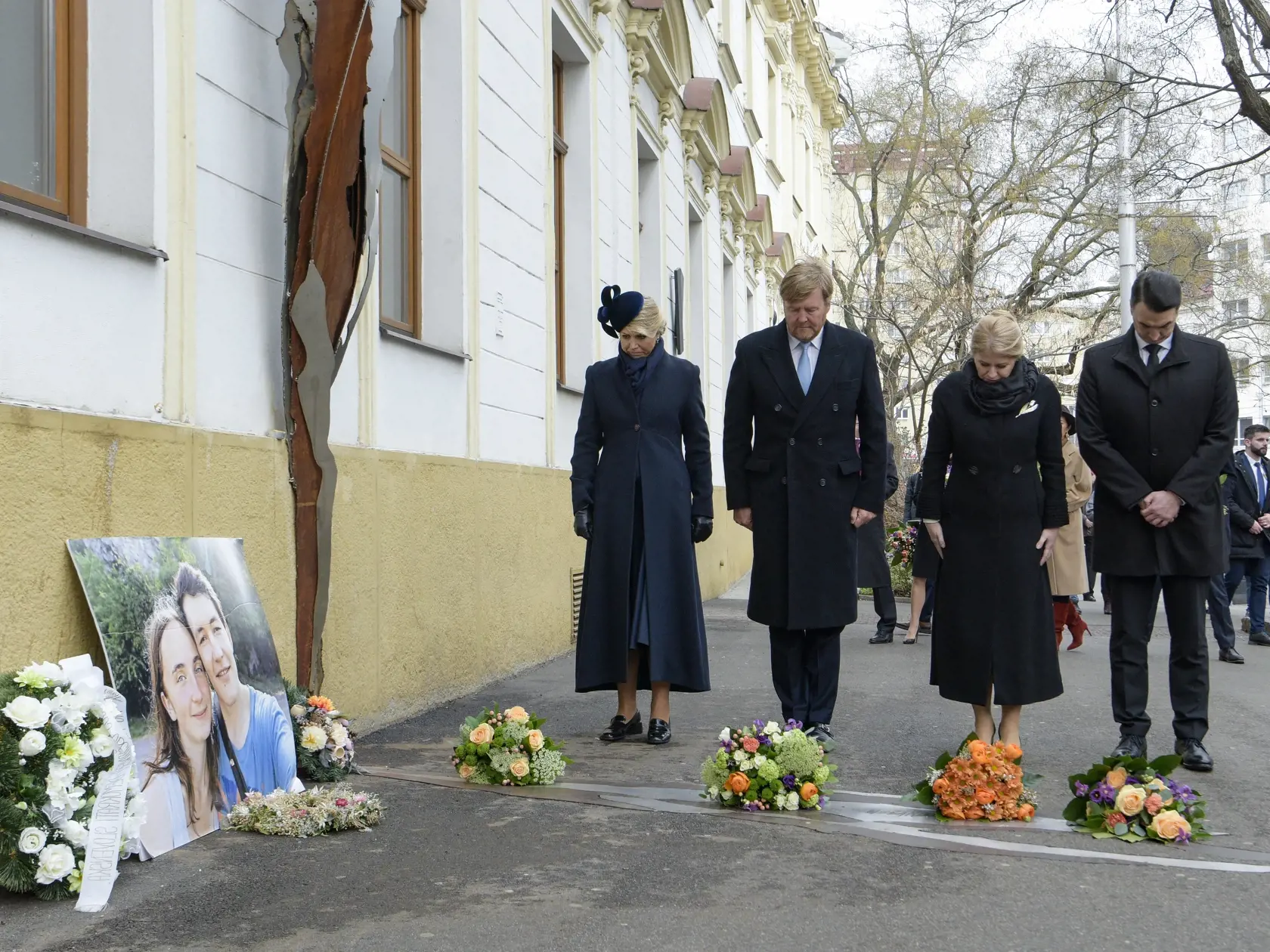 Prezidentka SR Zuzana Čaputová privítala na Slovensku holandského kráľa Viliama Alexandra s kráľovnou Maximou v utorok 7. marca 2023. Ich oficiálna návšteva Slovenska potrvá do štvrtka 9. marca. Okrem Bratislavy navštívi kráľovský pár aj Poprad, Liptovský Mikuláš a Tatranský národný park. Na snímke zľava holandská kráľovná Maxima, holandský kráľ Viliam Alexander, prezidentka SR Zuzana Čaputová a jej partner Juraj Rizman počas pietneho aktu pri pamätníku Jána Kuciaka a Martiny Kušnírovej na Námes