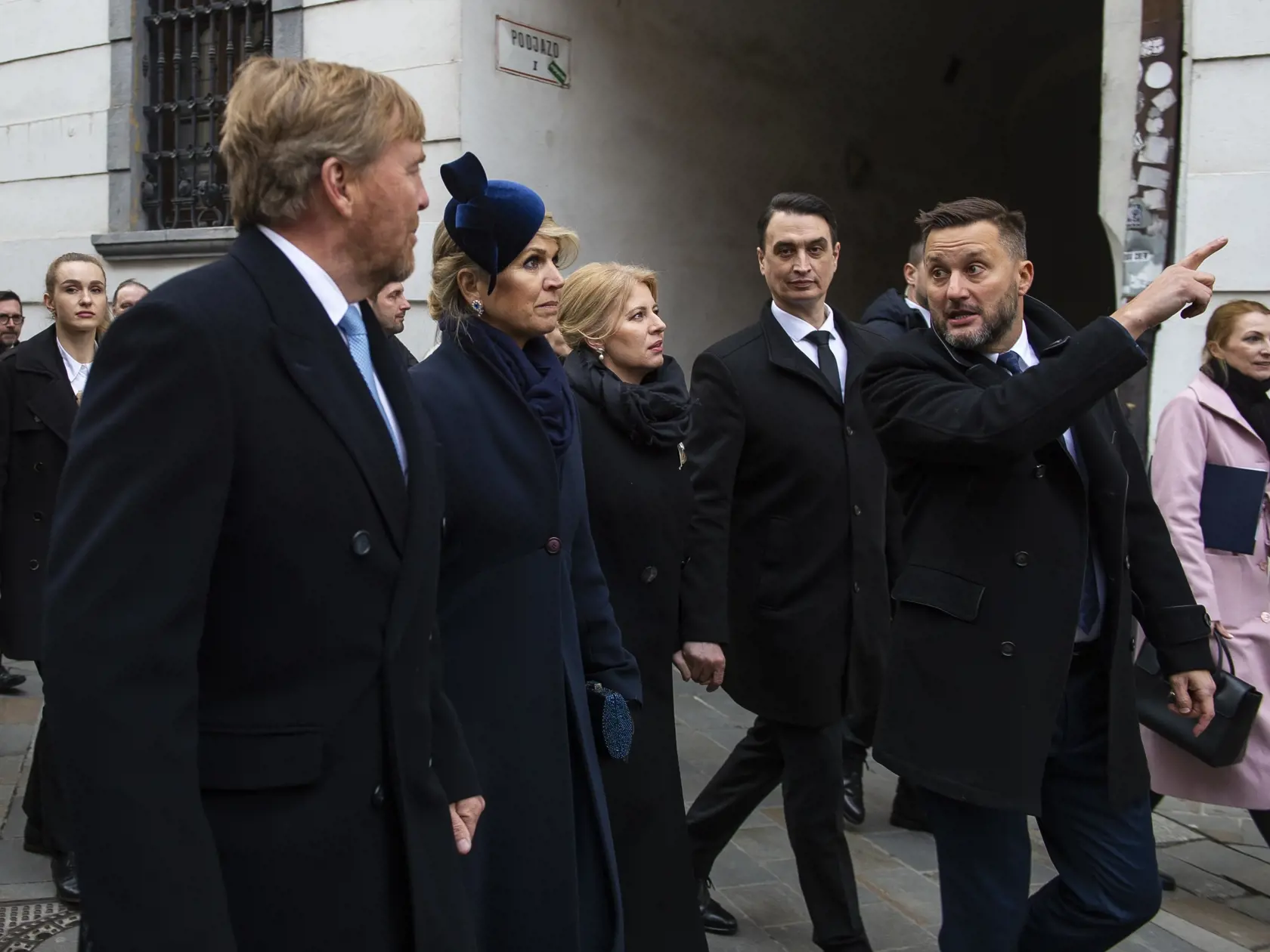 Prezidentka SR Zuzana Čaputová privítala na Slovensku holandského kráľa Viliama Alexandra s kráľovnou Maximou v utorok 7. marca 2023. Ich oficiálna návšteva Slovenska potrvá do štvrtka 9. marca. Okrem Bratislavy navštívi kráľovský pár aj Poprad, Liptovský Mikuláš a Tatranský národný park.  Na snímke zľava holandský kráľ Viliam Alexander, holandská kráľovná Maxima, prezidentka SR Zuzana Čaputová a jej partner Juraj Rizman a primátor Bratislavy Matúš Vallo počas prechádzky historickým centrom mest