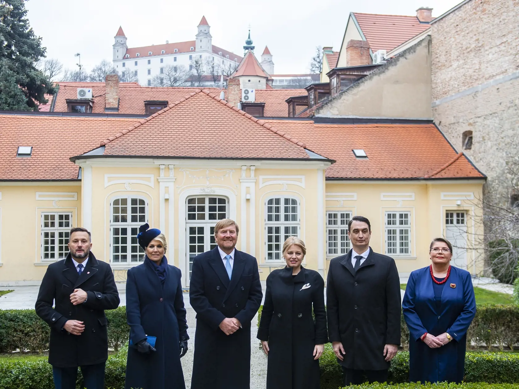 Prezidentka SR Zuzana Čaputová privítala na Slovensku holandského kráľa Viliama Alexandra s kráľovnou Maximou v utorok 7. marca 2023. Ich oficiálna návšteva Slovenska potrvá do štvrtka 9. marca. Okrem Bratislavy navštívi kráľovský pár aj Poprad, Liptovský Mikuláš a Tatranský národný park. Na snímke zľava primátor Bratislavy Matúš Vallo, holandská kráľovná Maxima, holandský kráľ Viliam Alexander, prezidentka SR Zuzana Čaputová a jej partner Juraj Rizman a riaditeľka Univerzitnej knižnice v Bratis