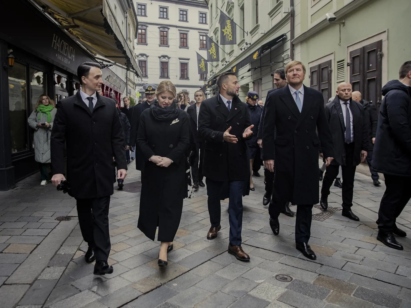 Holandský kráľovský pár, Jeho Veličenstvo kráľ Viliam-Alexander a Jej Veličenstvo kráľovná Maxima absolvovali spoločne s prezidentkou Zuzanou Čaputovou a jej partnerom Jurajom Rizmanom prechádzku historickým centrom Bratislavy v sprievode primátora mesta Matúša Valla.
