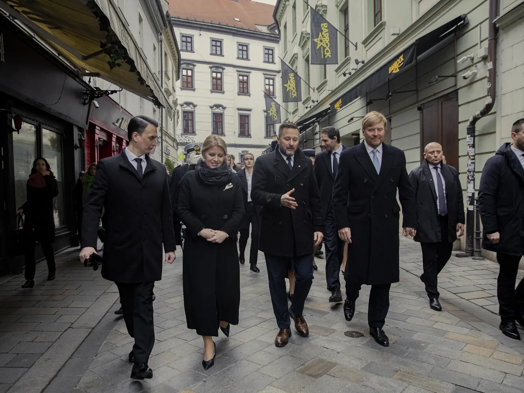 Holandský kráľovský pár, Jeho Veličenstvo kráľ Viliam-Alexander a Jej Veličenstvo kráľovná Maxima absolvovali spoločne s prezidentkou Zuzanou Čaputovou a jej partnerom Jurajom Rizmanom prechádzku historickým centrom Bratislavy v sprievode primátora mesta Matúša Valla.