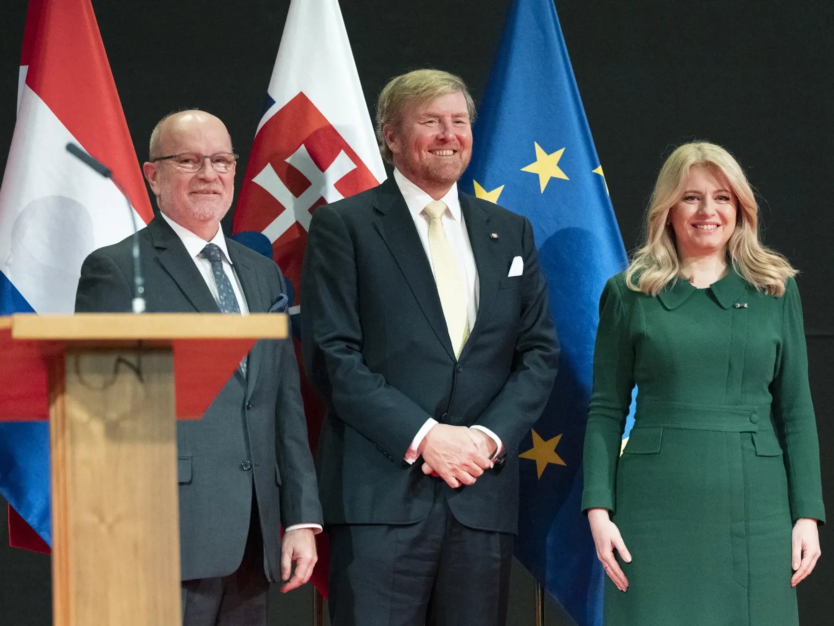 Na snímke zľava minister zahraničných vecí a európskych záležitostí SR Rastislav Káčer, holandský kráľ Viliam Alexander a prezidentka SR Zuzana Čaputová počas otvorenia Slovensko-holandského biznis fóra „Future Is Now“ v Zimnej jazdiarni v areáli Bratislavského hradu 8. marca 2023. FOTO TASR - Pavel Neubauer