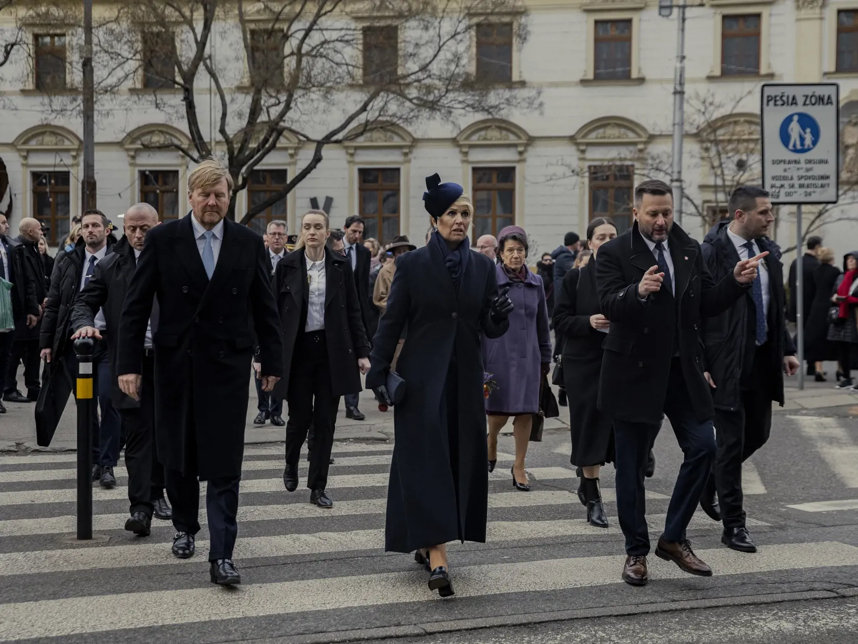 Holandský kráľovský pár, Jeho Veličenstvo kráľ Viliam-Alexander a Jej Veličenstvo kráľovná Maxima si spoločne s prezidentkou Zuzanou Čaputovou a jej partnerom Jurajom Rizmanom uctili pamiatku Jána Kuciaka a Martiny Kušnírovej pri pamätníku na Námestí SNP.