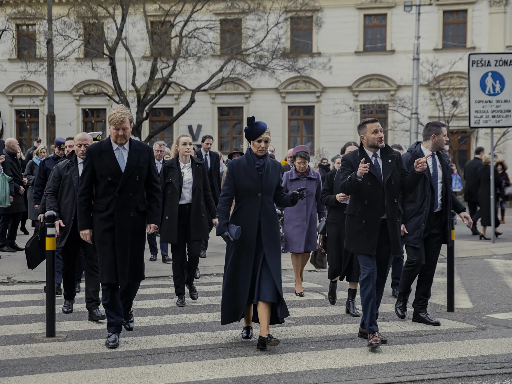 Holandský kráľovský pár, Jeho Veličenstvo kráľ Viliam-Alexander a Jej Veličenstvo kráľovná Maxima si spoločne s prezidentkou Zuzanou Čaputovou a jej partnerom Jurajom Rizmanom uctili pamiatku Jána Kuciaka a Martiny Kušnírovej pri pamätníku na Námestí SNP.