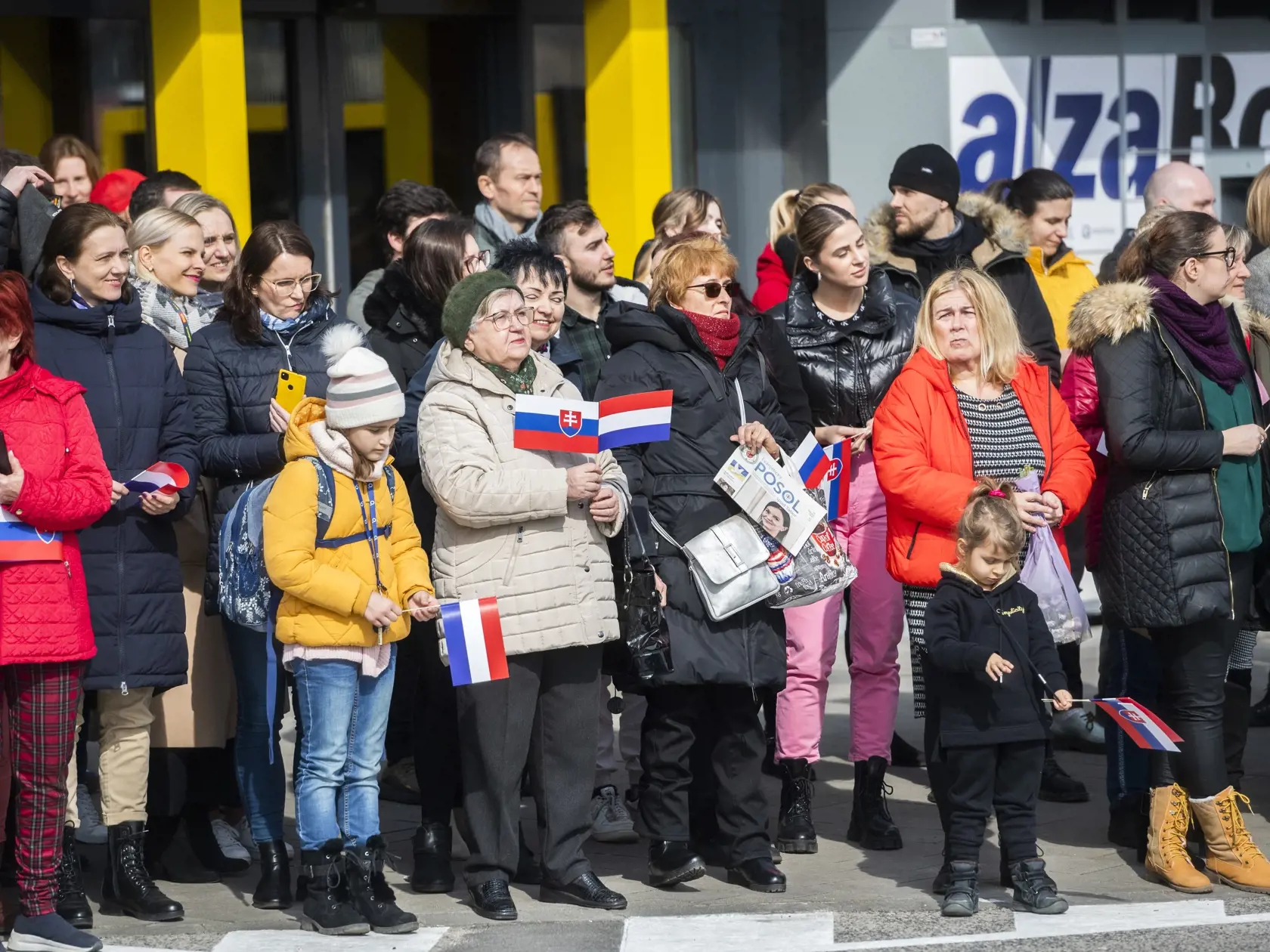 Na snímke ľudia sa prišli pozrieť na holandský kráľovský pár počas prezentácie zálohovacieho systému PET fliaš a plechoviek v Bratislave 8. marca 2023. FOTO TASR - Jaroslav Novák