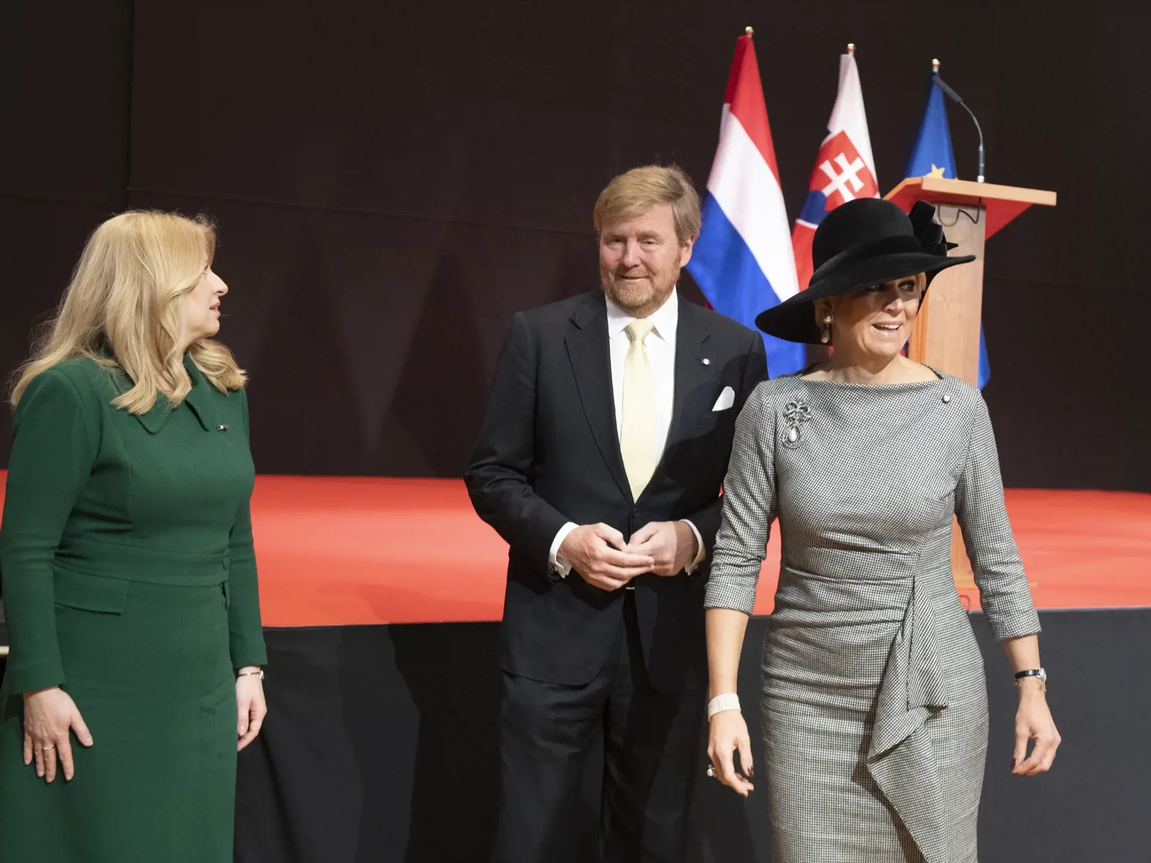Na snímke zľava prezidentka SR Zuzana Čaputová,  holandský kráľ Viliam-Alexander a holandská kráľovná Maxima na otvorení Slovensko -holandského biznis fóra „Future Is Now“ v Zimnej jazdiarni v areáli Bratislavského hradu 8. marca 2023 v Bratislave. FOTO TASR - Pavel Neubauer