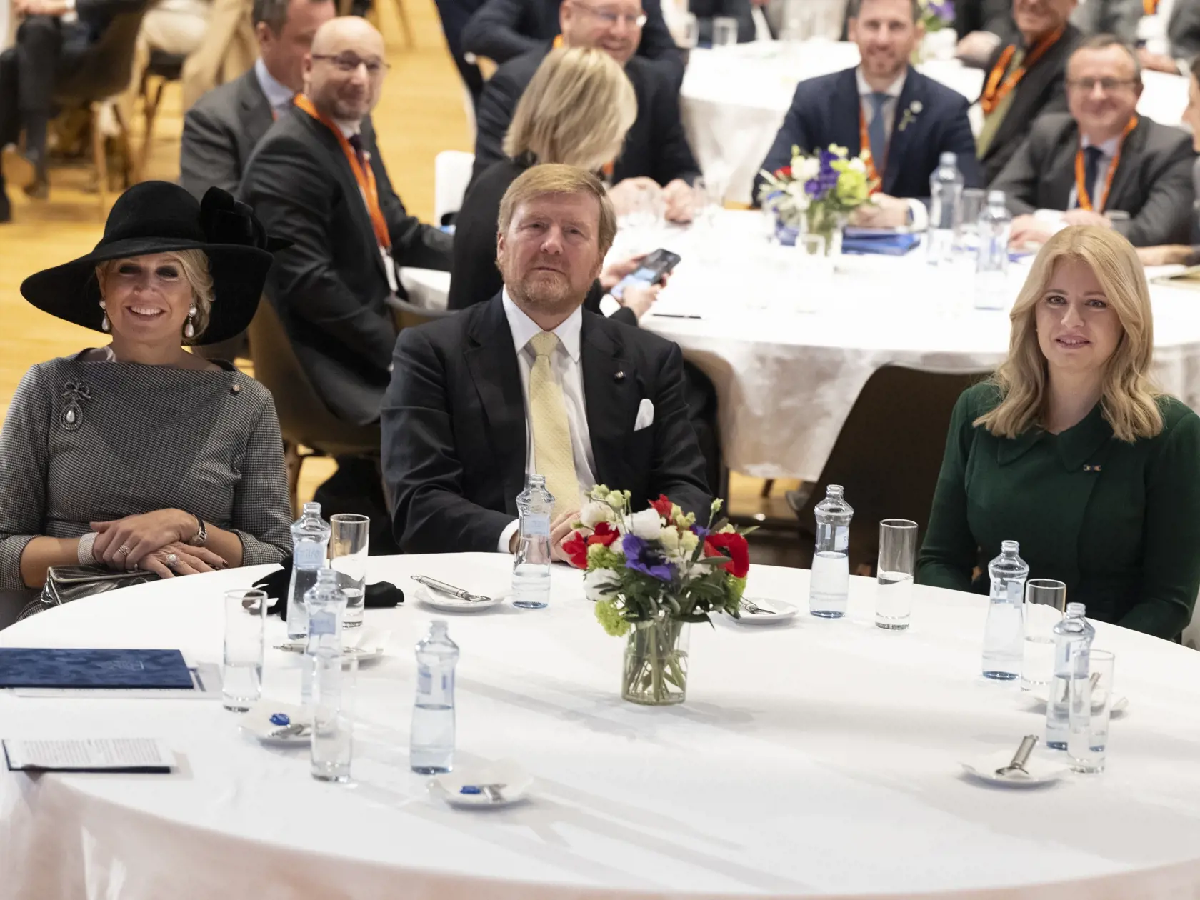 Na snímke zľava holandská kráľovná Maxima, kráľ Viliam-Alexander a prezidentka SR Zuzana Čaputová počas otvorenia Slovensko-holandského biznis fóra „Future Is Now“ v Zimnej jazdiarni v areáli Bratislavského hradu 8. marca 2023 v Bratislave. FOTO TASR - Pavel Neubauer