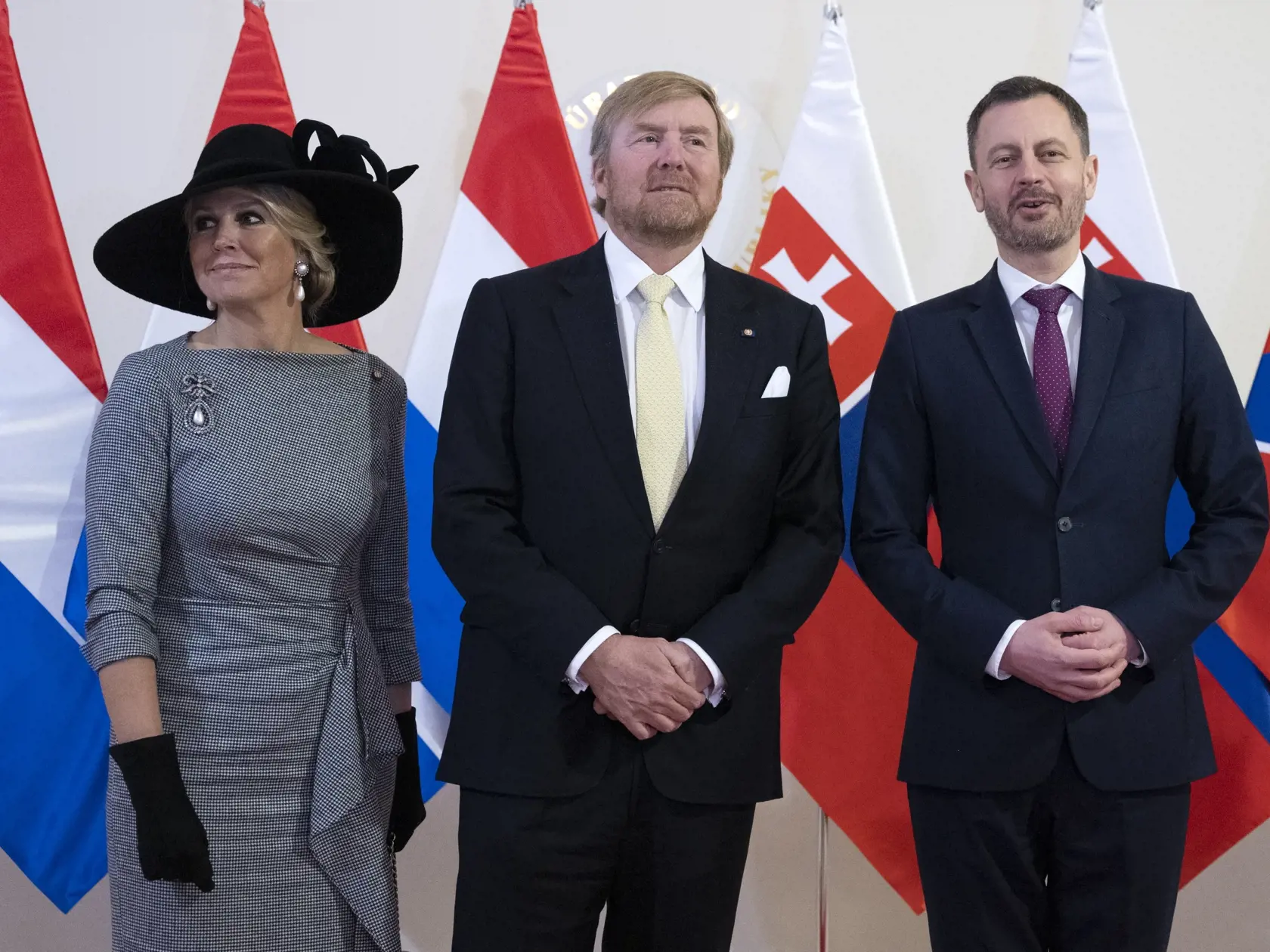 Na snímke zľava holandská kráľovná Maxima, kráľ Viliam-Alexander a dočasne poverený predseda vlády SR Eduard Heger počas stretnutia na Úrade vlády SR 8. marca 2023 v Bratislave. FOTO TASR - Pavel Neubauer

