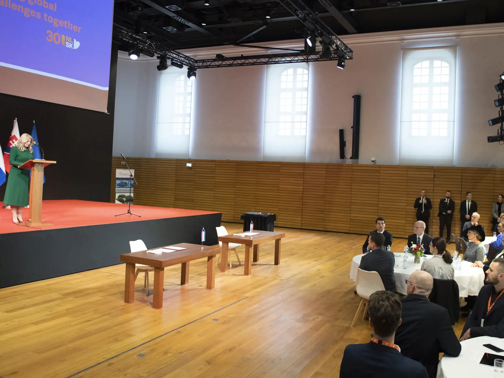 Na snímke vľavo prezidentka SR Zuzana Čaputová počas príhovoru na otvorení Slovensko -holandského biznis fóra „Future Is Now“ v Zimnej jazdiarni v areáli Bratislavského hradu 8. marca 2023 v Bratislave. Vpravo pri stole holandský kráľ 
Viliam-Alexander a holandská kráľovná Maxima. FOTO TASR - Pavel Neubauer