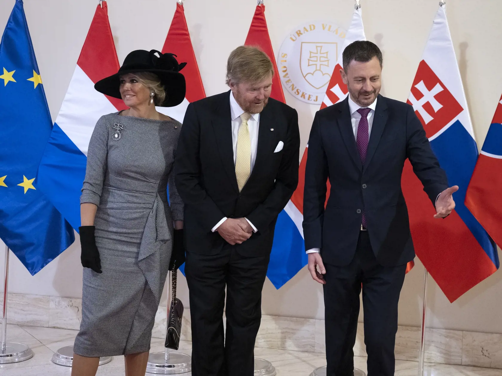 Na snímke zľava holandská kráľovná Maxima, kráľ Viliam-Alexander a dočasne poverený predseda vlády SR Eduard Heger počas stretnutia na Úrade vlády SR 8. marca 2023 v Bratislave. FOTO TASR - Pavel Neubauer
