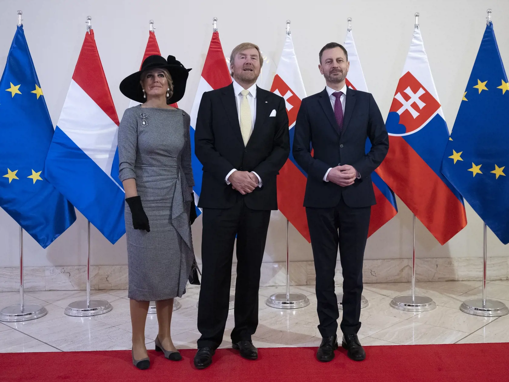 Na snímke zľava holandská kráľovná Maxima, kráľ Viliam-Alexander a dočasne poverený predseda vlády SR Eduard Heger počas stretnutia na Úrade vlády SR 8. marca 2023 v Bratislave. FOTO TASR - Pavel Neubauer
