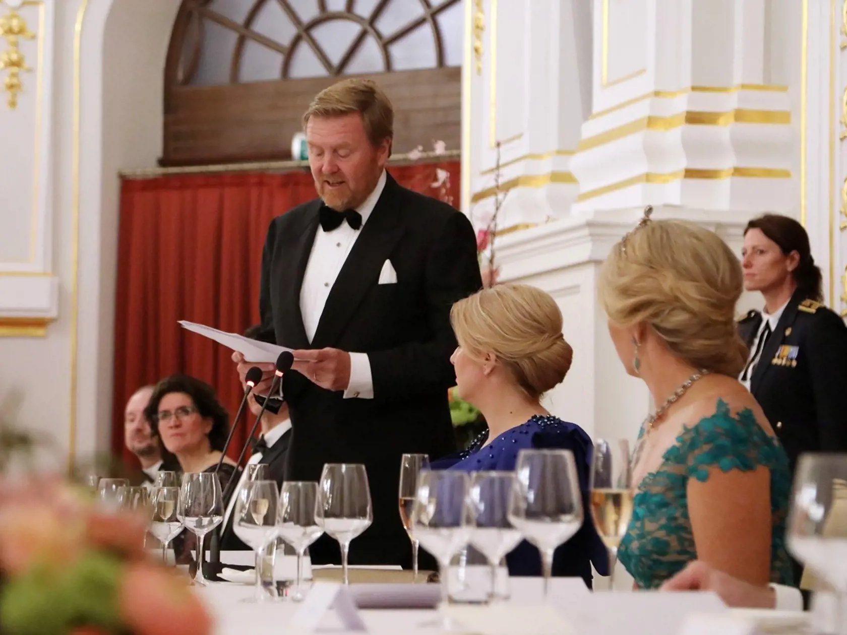 Prvý deň návštevy vyvrcholil štátnou večerou podávanou prezidentkou v Slovenskej filharmónii. Na snímke holandský kráľ Viliam Alexander počas príhovoru v Redute.