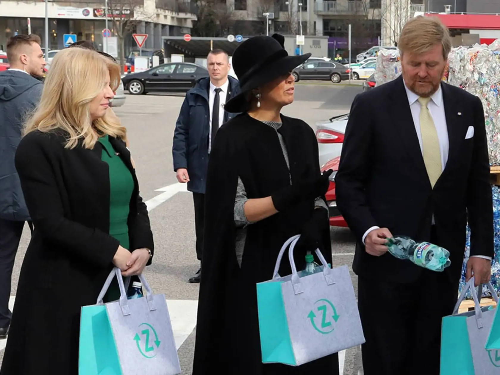 "V Bratislave som holandským partnerom s hrdosťou predstavila jeden z najinovatívnejších systémov zálohovania PET fliaš a plechoviek v EÚ vybavený inovatívnou softvérovou technológiou. Výborná správa je, že po dnešnej prezentácii zástupcovia holandskej podnikateľskej delegácie prejavili záujem o slovenské riešenie systému zálohovania," napísala prezidentka Čaputová.