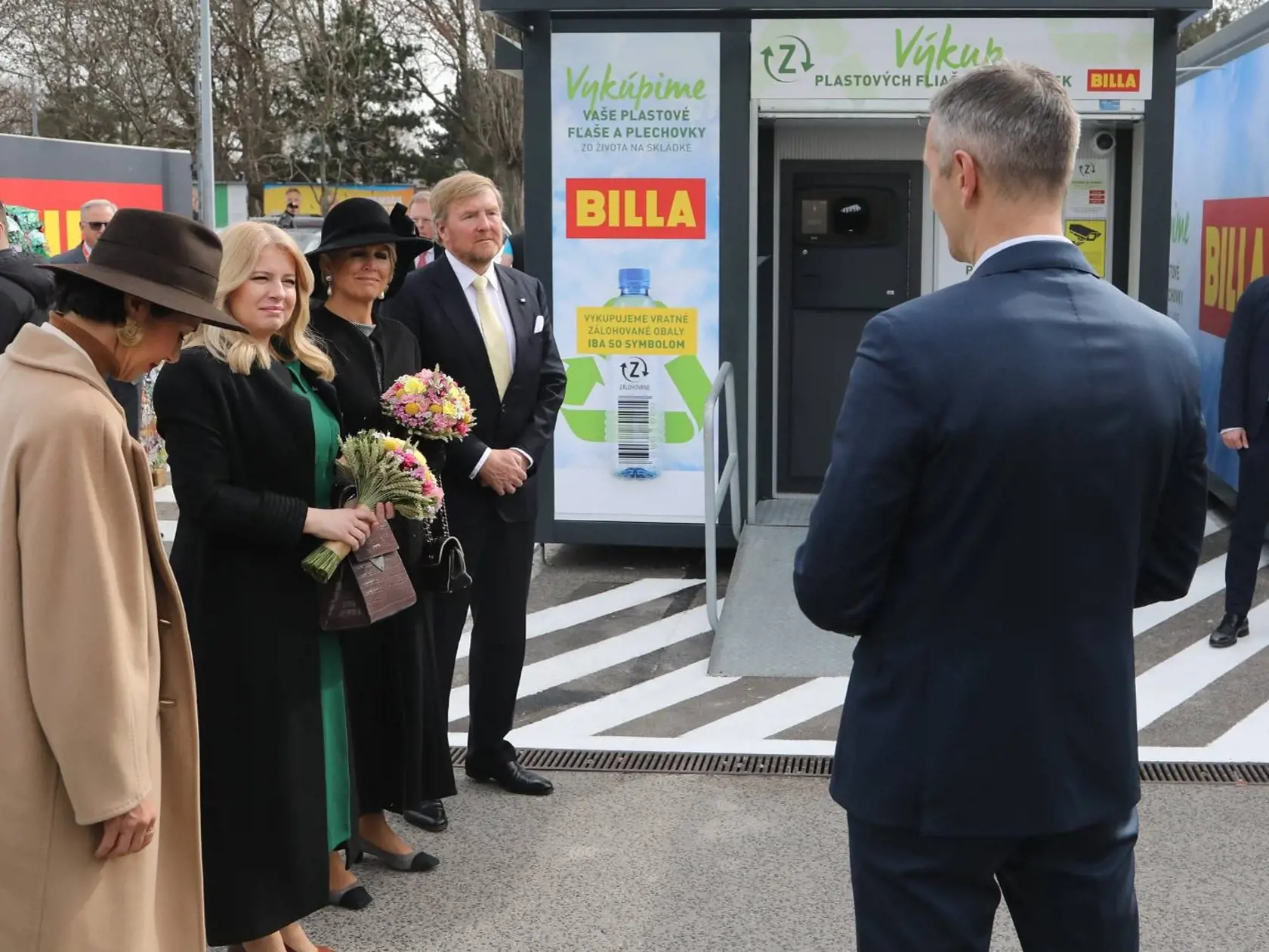 "Slovensko je stredoeurópskym lídrom v oblasti zálohovania a prináša inovatívne riešenia odpadového hospodárstva a recyklácie. Sme inšpiráciou aj pre Holandsko, ktoré plánuje zaviesť v roku 2023 zber plechoviek a práve slovenská spoločnosť by po dnešku mohla byť dodávateľom riešenia," napísala Čaputová.