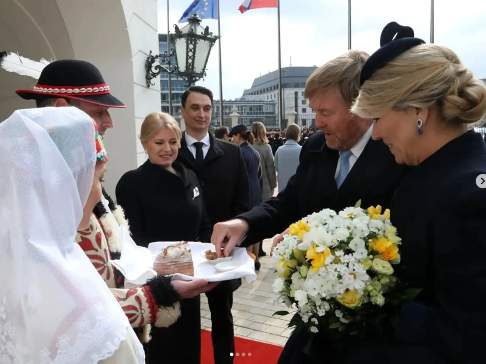 Chlebom a soľou privítali holandského kráľa a kráľovnú prezidentka Zuzana Čaputová a jej partner Juraj Rizman.