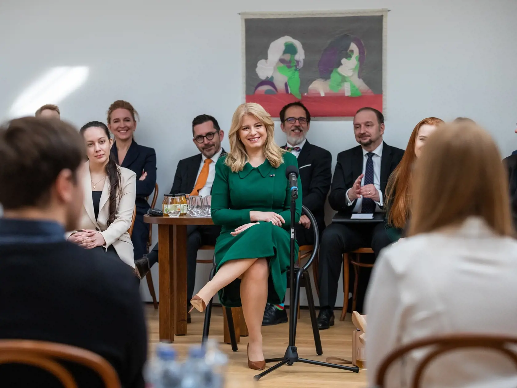 "Dnes nás svojou návštevou poctil holandský kráľovský pár. Sprevádzala ich pani prezidentka, pani ministerka kultúry a generálna riaditeľka SNG. Okrem prehliadky galérie sa všetci hostia zúčastnili so študentkami a študentmi stredných škôl diskusie na tému rodovej rovnosti a posilnení postavenia žien. Hovorili spolu o stereotypoch či diskriminácii na základe vlastných skúseností," informovala Slovenská národná galéria.