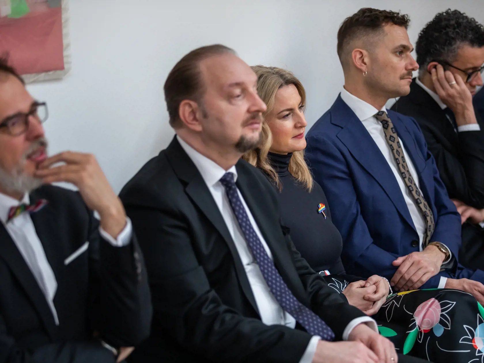 "Dnes nás svojou návštevou poctil holandský kráľovský pár. Sprevádzala ich pani prezidentka, pani ministerka kultúry a generálna riaditeľka SNG. Okrem prehliadky galérie sa všetci hostia zúčastnili so študentkami a študentmi stredných škôl diskusie na tému rodovej rovnosti a posilnení postavenia žien. Hovorili spolu o stereotypoch či diskriminácii na základe vlastných skúseností," informovala Slovenská národná galéria.