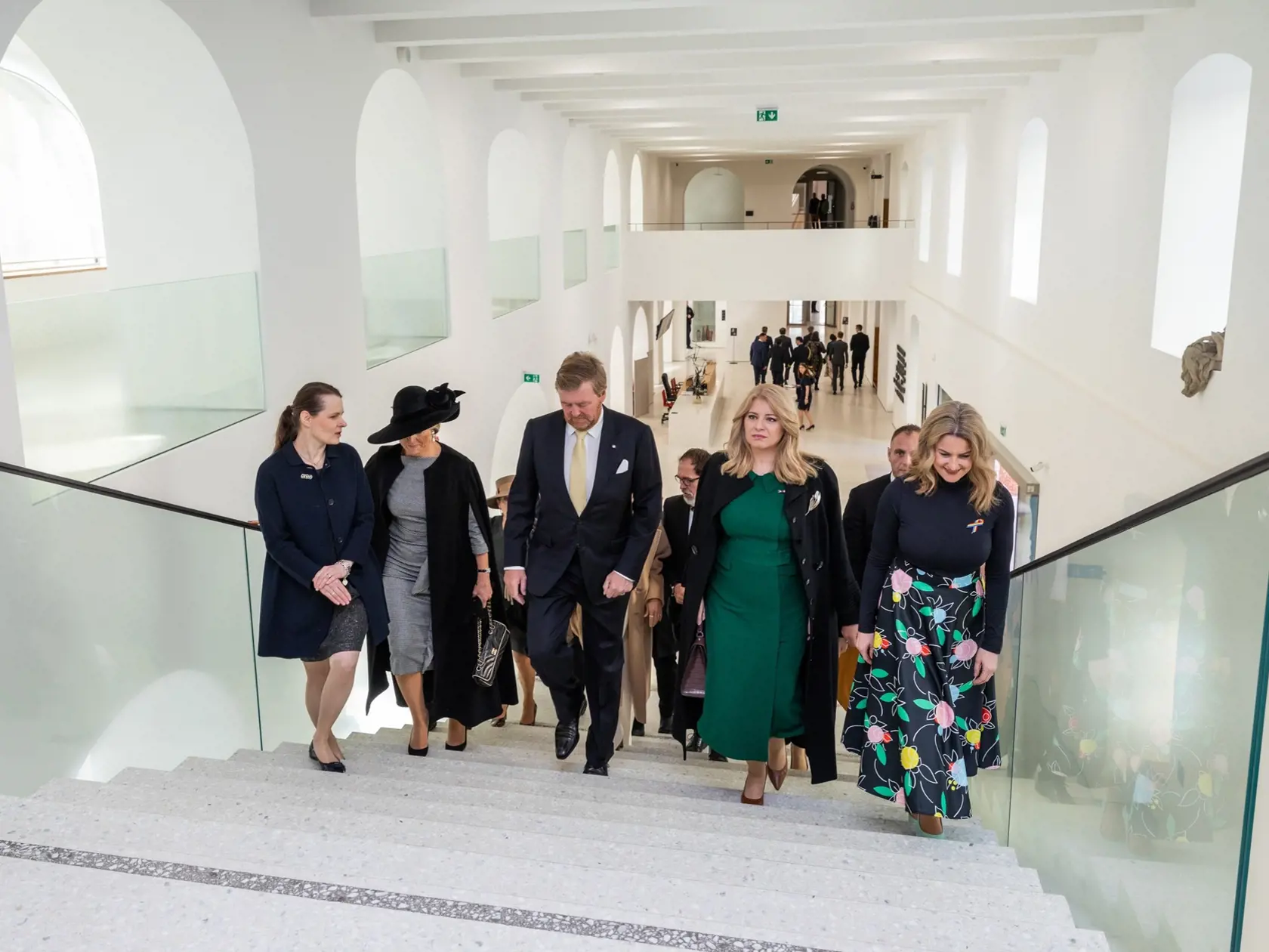 "Dnes nás svojou návštevou poctil holandský kráľovský pár. Sprevádzala ich pani prezidentka, pani ministerka kultúry a generálna riaditeľka SNG. Okrem prehliadky galérie sa všetci hostia zúčastnili so študentkami a študentmi stredných škôl diskusie na tému rodovej rovnosti a posilnení postavenia žien. Hovorili spolu o stereotypoch či diskriminácii na základe vlastných skúseností," informovala Slovenská národná galéria.
