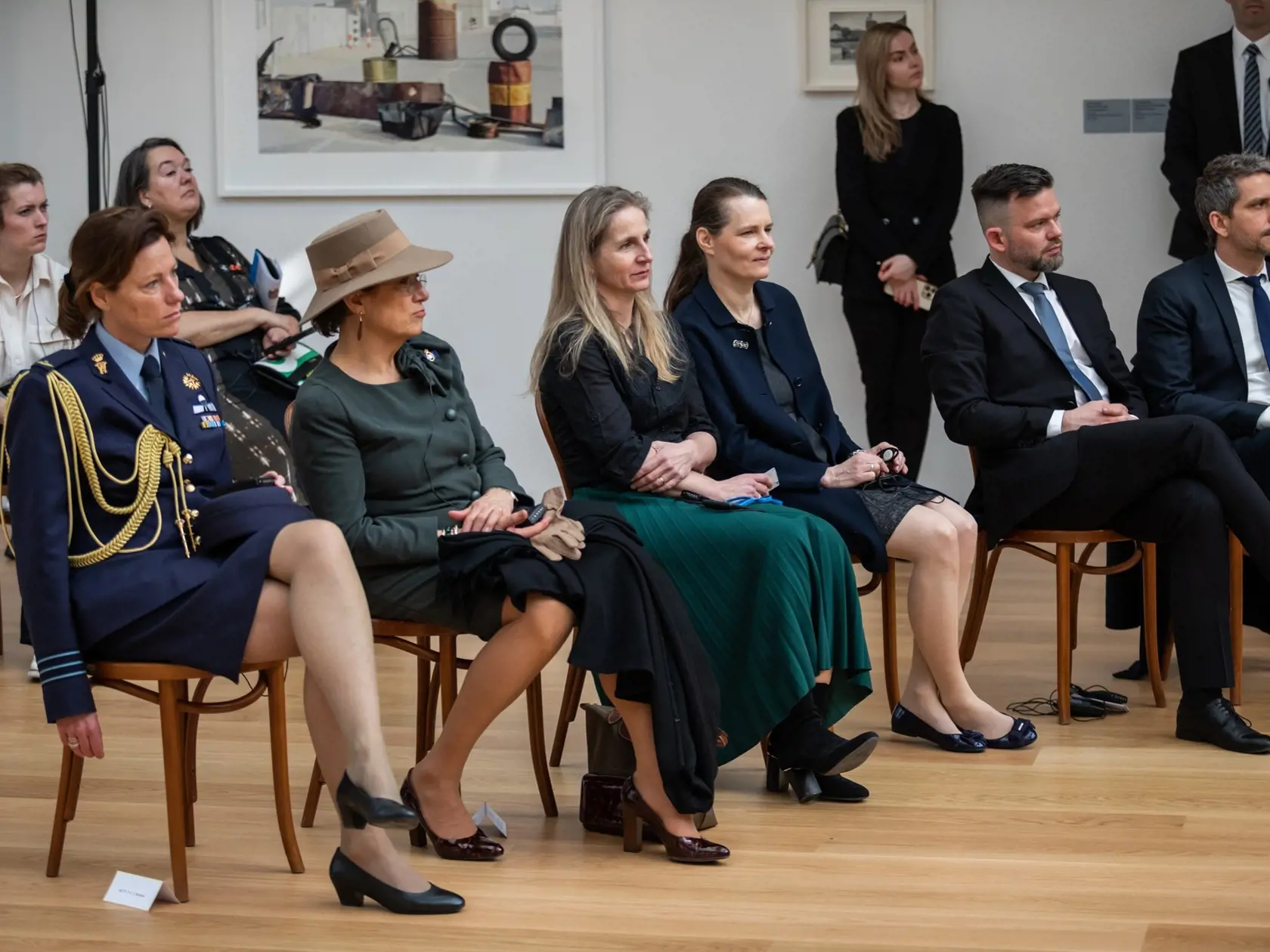 "Dnes nás svojou návštevou poctil holandský kráľovský pár. Sprevádzala ich pani prezidentka, pani ministerka kultúry a generálna riaditeľka SNG. Okrem prehliadky galérie sa všetci hostia zúčastnili so študentkami a študentmi stredných škôl diskusie na tému rodovej rovnosti a posilnení postavenia žien. Hovorili spolu o stereotypoch či diskriminácii na základe vlastných skúseností," informovala Slovenská národná galéria.
