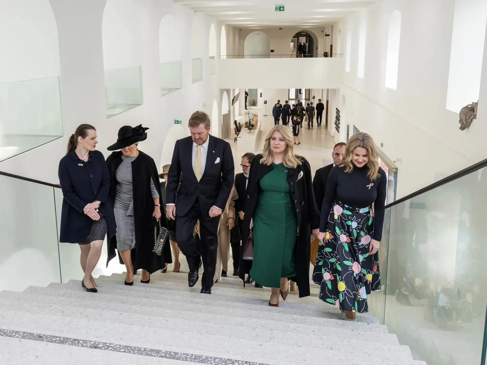 Holandský kráľ Viliam Alexander a kráľovná Máxima sa pri príležitosti Medzinárodného dňa žien zúčastnili diskusie o rovnoprávnosti dievčat a žien so študentkami a študentmi stredných škôl v priestoroch Slovenskej národnej galérie. Debaty sa zúčastnila aj ministerka kultúry SR Natália Milanová, ktorá prekvapila sviežim a trendy lookom.