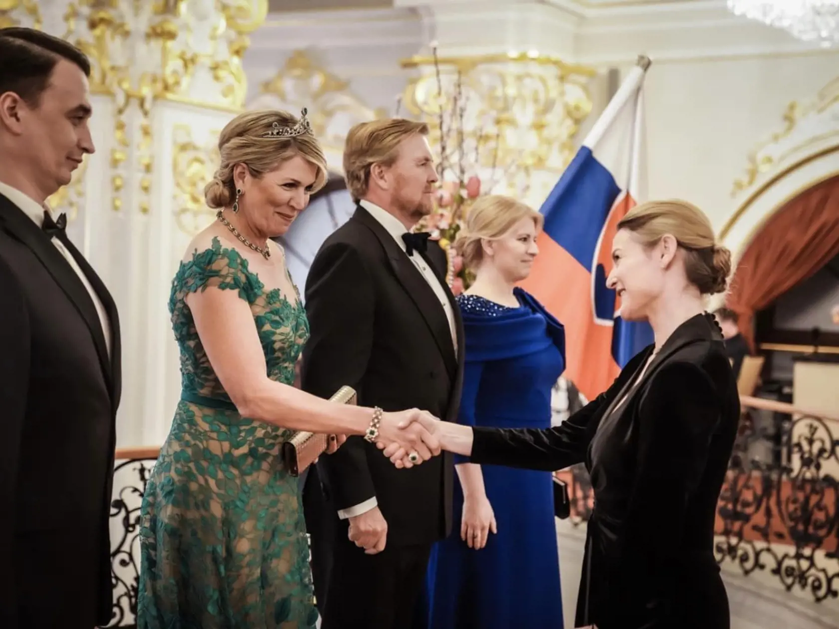 Prvý deň návštevy vyvrcholil štátnou večerou podávanou prezidentkou v Slovenskej filharmónii. Na snímke ministerka kultúry SR Natália Milanová si podáva ruku s kráľom Viliamom Alexandrom.