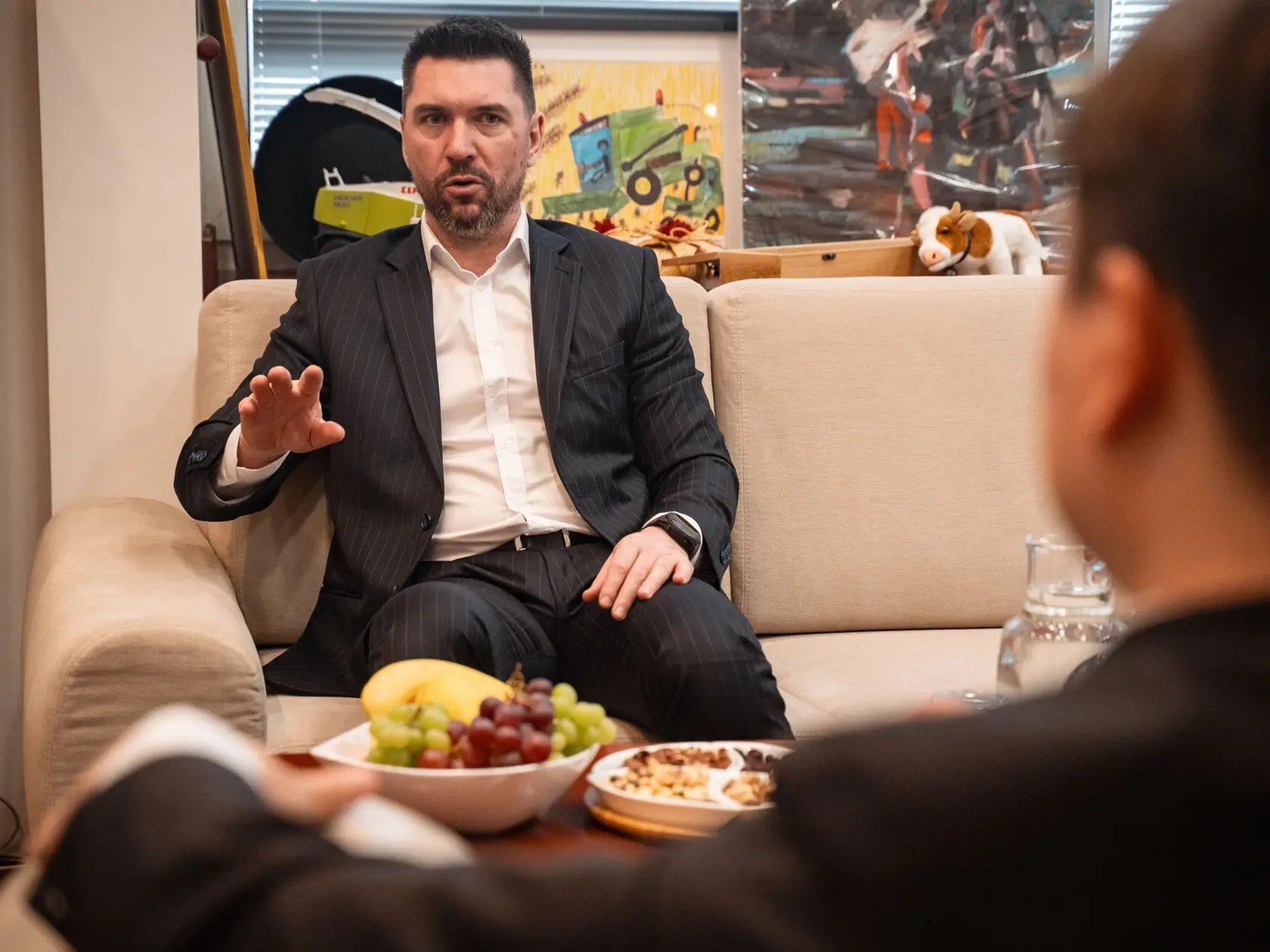 László Gubík, predseda Maďarskej aliancie počas rokovania s ministrom pôdohospodárstva Richardom Takáčom zo Smeru.