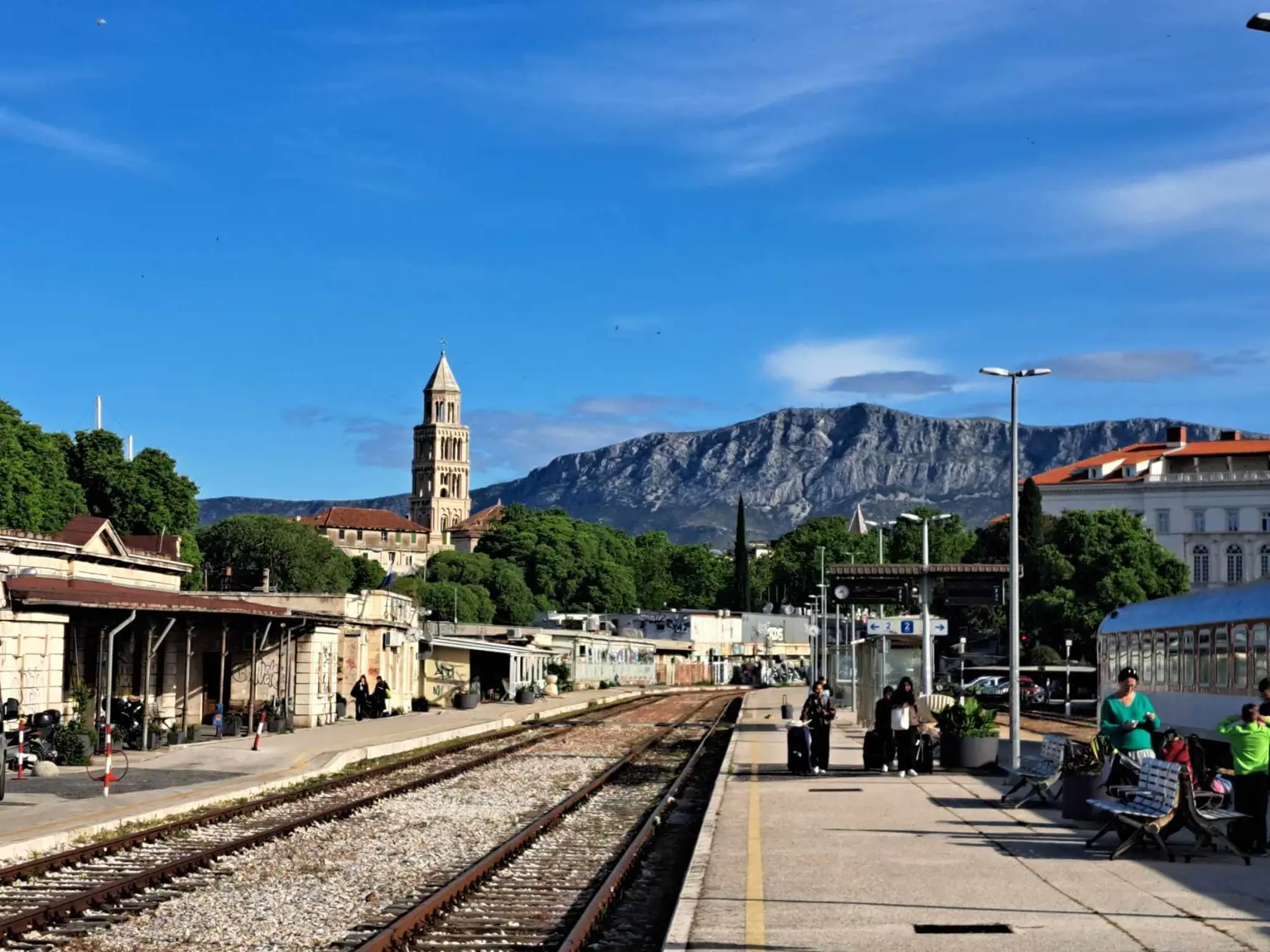 Pohľad zo železničnej stanice v Splite na najstaršiu funkčnú katedrálu na svete - katedrálu Sv. Domínia.
