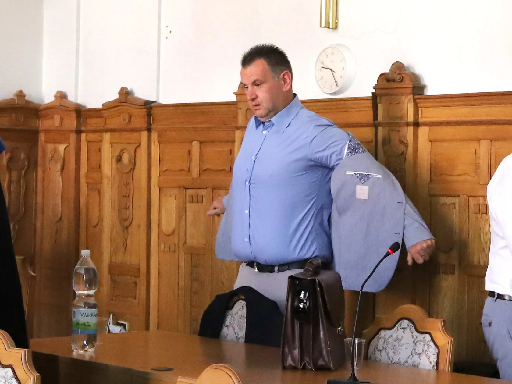Hlavné pojednávanie v kauze Dobytkár, ktorá sa týka rozsiahlej trestnej činnosti v Pôdohospodárskej platobnej agentúre, v stredu na Špecializovanom trestnom súde (ŠTS), pracovisko Banská Bystrica zrušili. Dôvodom je ochorenie na COVID-19 jedného z obžalovaných Ľubomíra P., ktorý mal pokračovať vo výpovedi. Na snímke obžalovaný Juraj K. na Špecializovanom trestnom súde v Banskej Bystrici 3. augusta 2022. FOTO TASR - Ján Krošlák