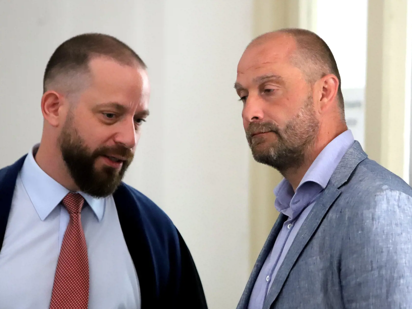 Hlavné pojednávanie v kauze Dobytkár, ktorá sa týka rozsiahlej trestnej činnosti v Pôdohospodárskej platobnej agentúre, v stredu na Špecializovanom trestnom súde (ŠTS), pracovisko Banská Bystrica zrušili. Dôvodom je ochorenie na COVID-19 jedného z obžalovaných Ľubomíra P., ktorý mal pokračovať vo výpovedi. Na snímke zľava obhajca Marek Para a obžalovaný Norbert B. na Špecializovanom trestnom súde v Banskej Bystrici 3. augusta 2022. FOTO TASR - Ján Krošlák