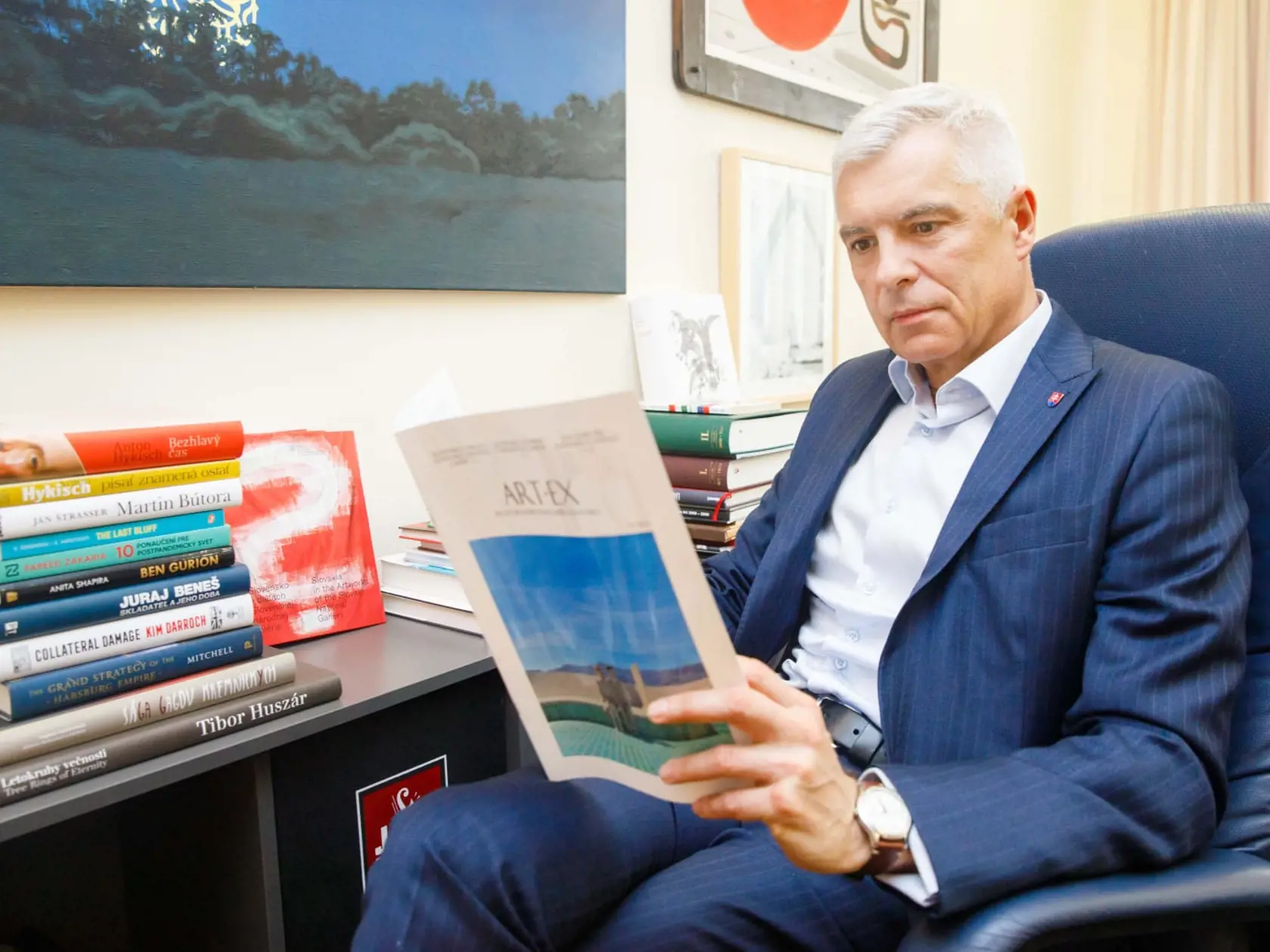 Ivan Korčok má "storočné" kreslo ešte z čias Zdenky Kramplovej. Je modrej farby a konkrétne na tejto fotografii sa farbou obleku s ním zladil.