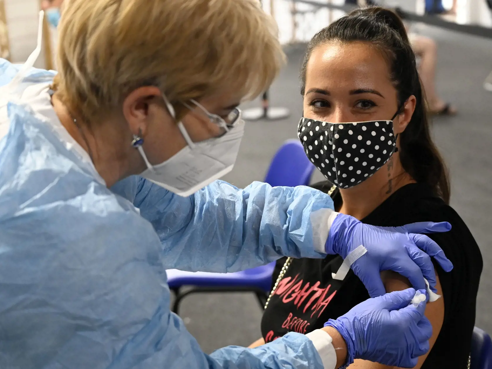 Na snímke očkovanie proti ochoreniu COVID-19 v obchodnom centre Eperia na Ulici Arm. Gen. Svobodu na sídlisku Sekčov v Prešove jednodávkovou vakcínou Janssen od spoločnosti Johnson&Johnson. Prešovský samosprávny kraj toto očkovanie v obchodnom centre realizoval bez termínu na počkanie pre všetkých záujemcov vo veku 16 rokov a viac. V Prešove 18. júla 2021. FOTO TASR - Roman Hanc