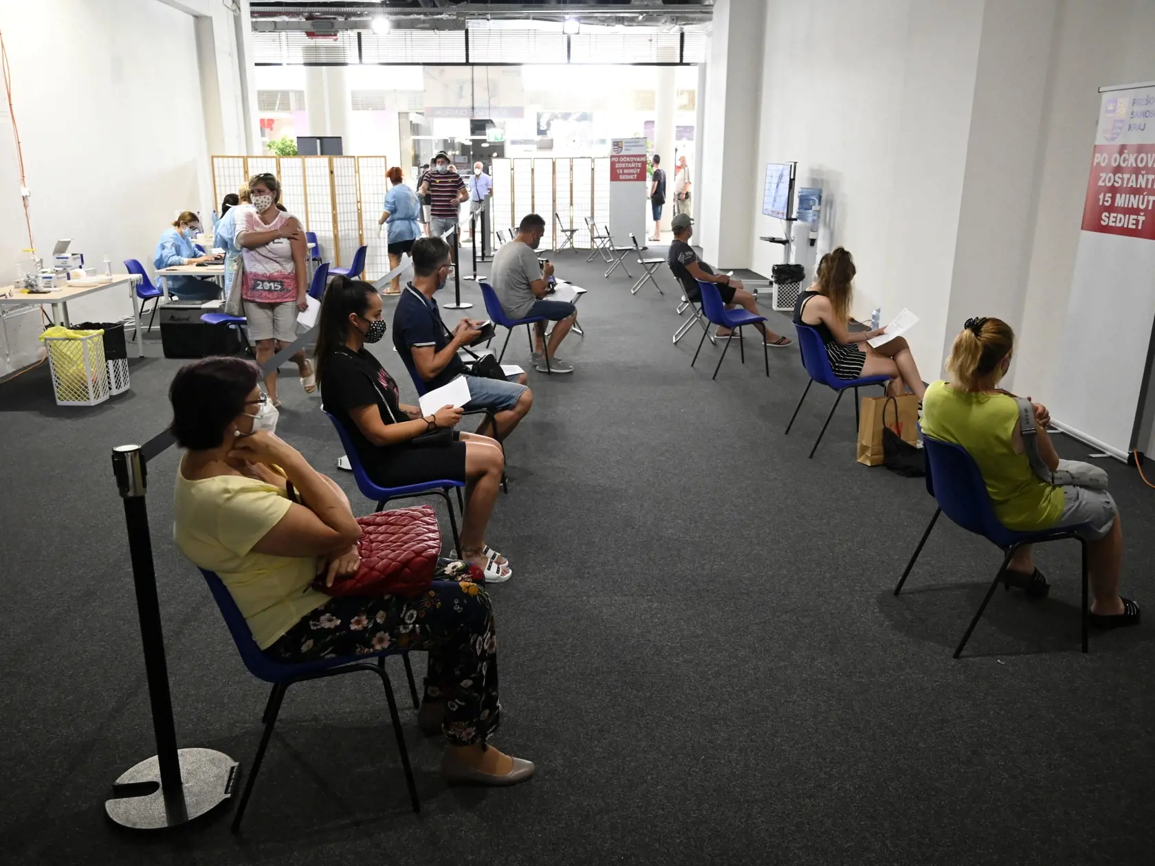 Na snímke očkovanie proti ochoreniu COVID-19 v obchodnom centre Eperia na Ulici Arm. Gen. Svobodu na sídlisku Sekčov v Prešove jednodávkovou vakcínou Janssen od spoločnosti Johnson&Johnson. Prešovský samosprávny kraj toto očkovanie v obchodnom centre realizoval bez termínu na počkanie pre všetkých záujemcov vo veku 16 rokov a viac. V Prešove 18. júla 2021. FOTO TASR - Roman Hanc