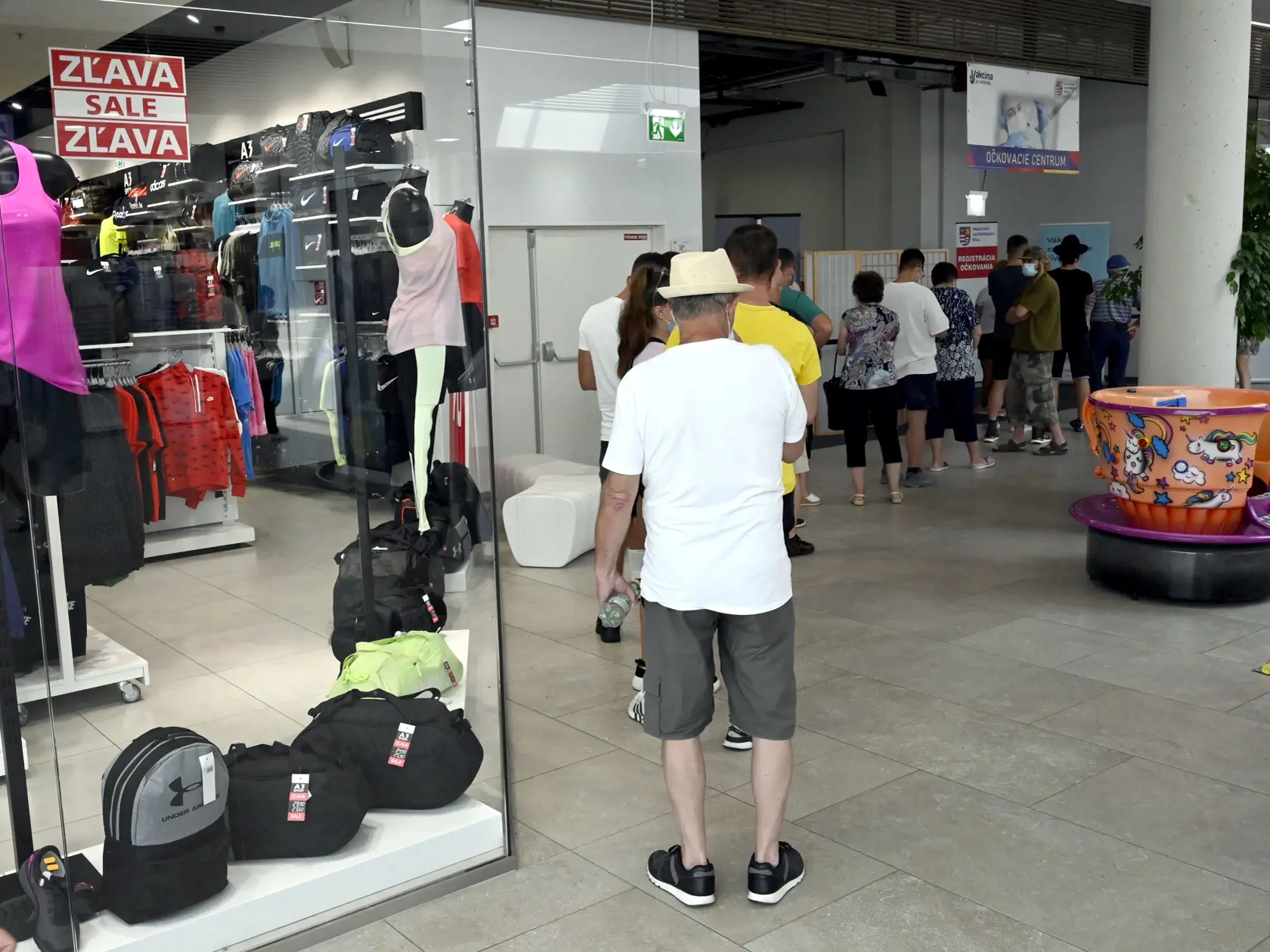 Na snímke očkovanie proti ochoreniu COVID-19 v obchodnom centre Eperia na Ulici Arm. Gen. Svobodu na sídlisku Sekčov v Prešove jednodávkovou vakcínou Janssen od spoločnosti Johnson&Johnson. Prešovský samosprávny kraj toto očkovanie v obchodnom centre realizoval bez termínu na počkanie pre všetkých záujemcov vo veku 16 rokov a viac. V Prešove 18. júla 2021. FOTO TASR - Roman Hanc