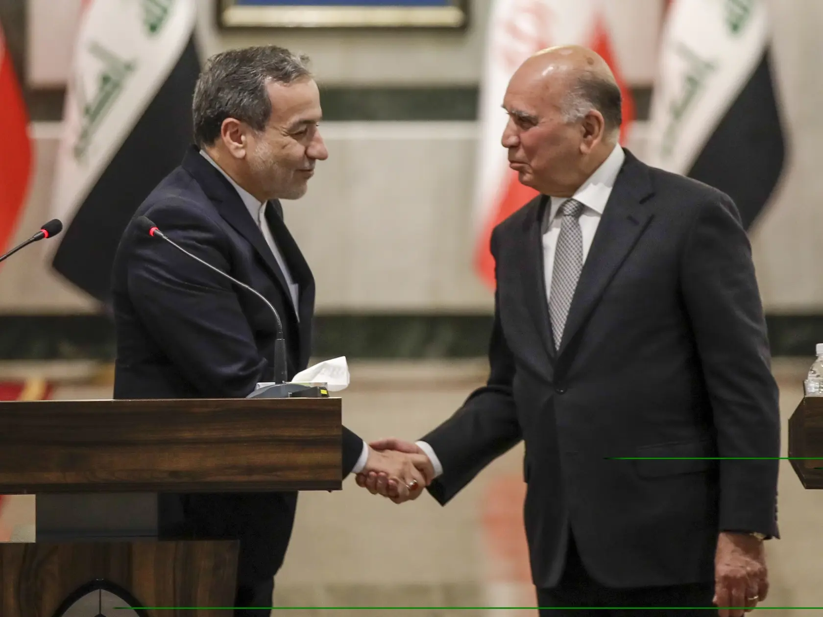 EBE 33 Bagdad - Na snímke zľava iránsky minister zahraničných vecí Abbás Arákčí a iracký šéf diplomacie Fuad Hussein po tlačovej konferencii v Bagdade 13. októbra 2024. FOTO TASR/AP

Iraqi Foreign Minister Fuad Hussein, right, shakes hands with visiting Iranian Foreign Minister Abbas Araghchi in Baghdad, Iraq, Sunday, Oct.13, 2024. (AP Photo/Anmar Khalil)