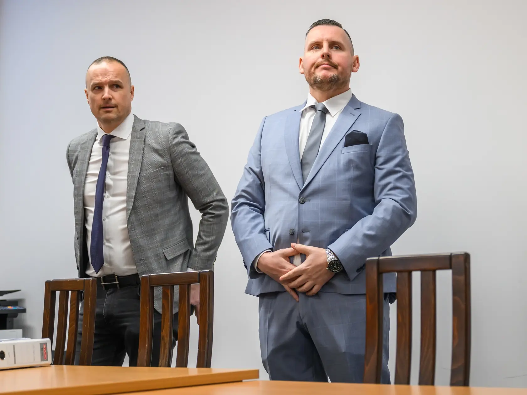 Zľava obhajca David Lindtner a obvinený youtuber Daniel Bombic v súdnej sieni Najvyššieho súdu SR.